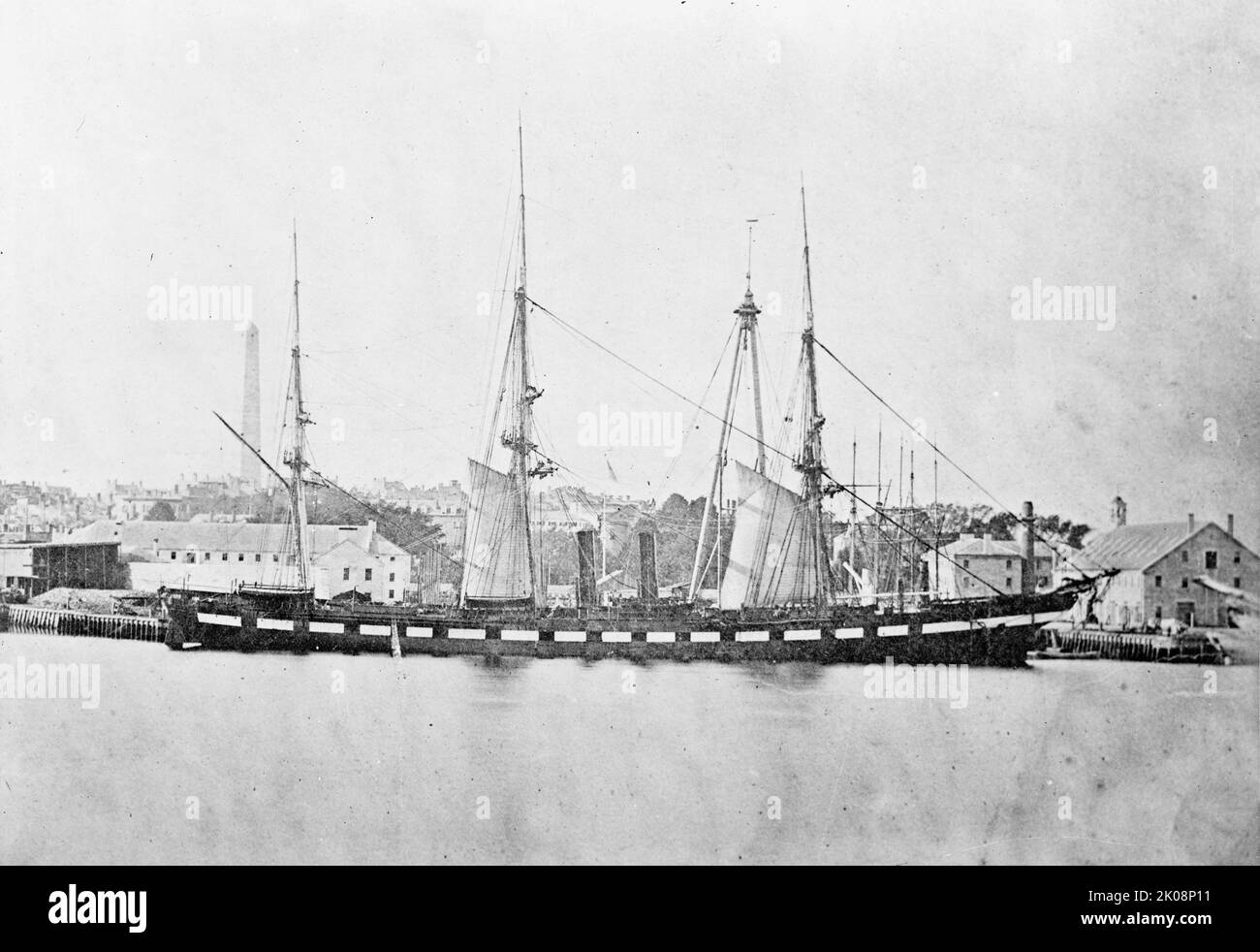U.S. Navy - navire non identifié, avec Auxilliary Steam Power à Boston Navy Yard, 1911. [Bunker Hill Monument en arrière-plan]. Banque D'Images