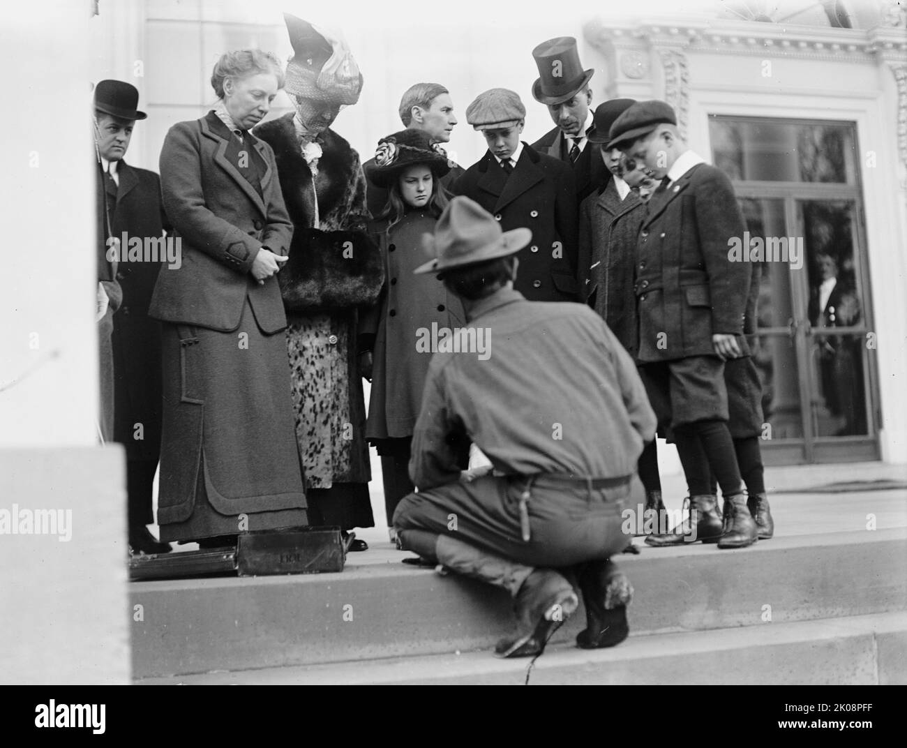 Scouts – visite de Sir Robert Baden-Powell à [Washington] D.C., faire feu; Mme Taft Watching, 1911. [La première dame Helen Herron Taft (2nd à gauche) observe une démonstration de brousse]. Banque D'Images