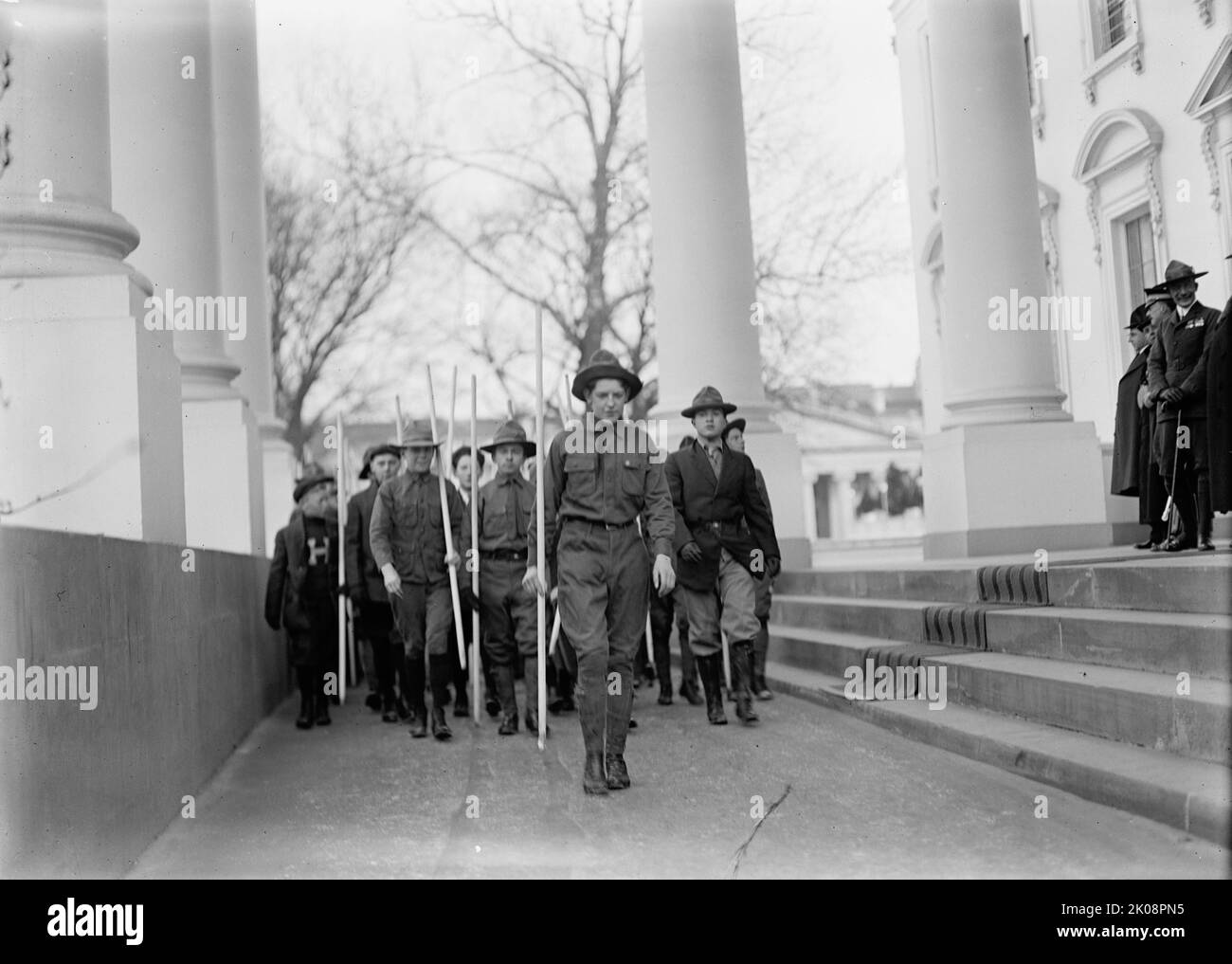 Scouts garçons - visite de Sir Robert Baden-Powell à D.C. Parade de de revue de la Maison Blanche Portico, 1911. Banque D'Images