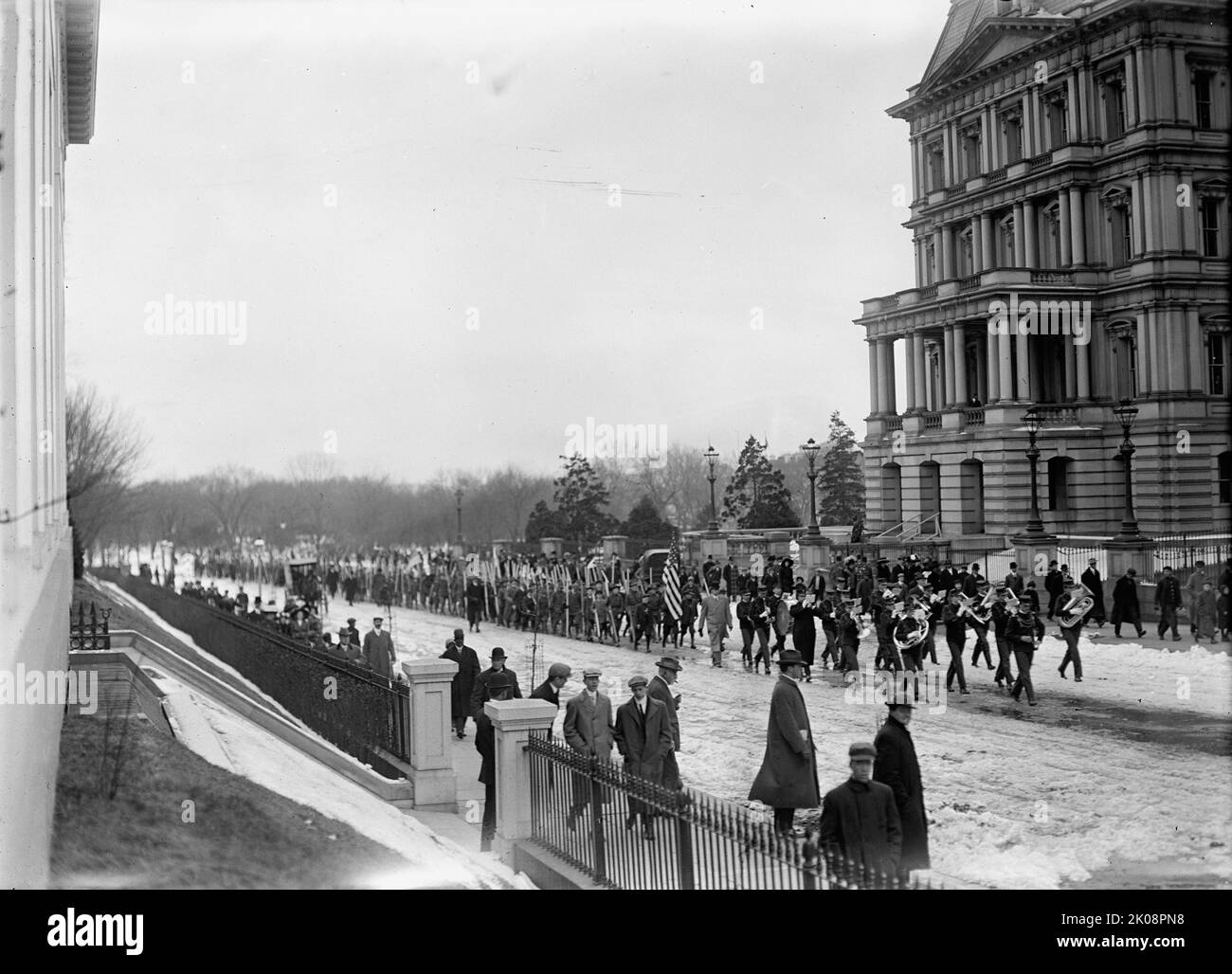 Scouts garçons - visite de Sir Robert Baden-Powell à D.C. Parade de de revue de la Maison Blanche Portico, 1911. Banque D'Images