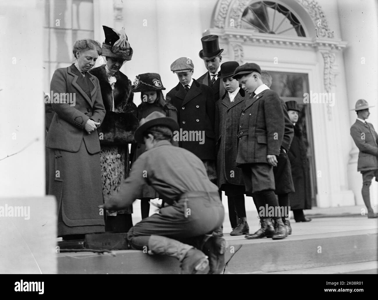 Scouts – visite de Sir Robert Baden-Powell à [Washington] D.C., faire feu; Mme Taft Watching, 1911. [La première dame Helen Herron Taft (à gauche) observe une démonstration de brousse]. Banque D'Images