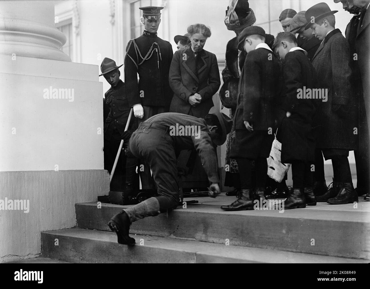 Scouts – visite de Sir Robert Baden-Powell à [Washington] D.C., faire feu; Mme Taft Watching, 1911. [La première dame Helen Herron Taft observe une démonstration de brousse]. Banque D'Images