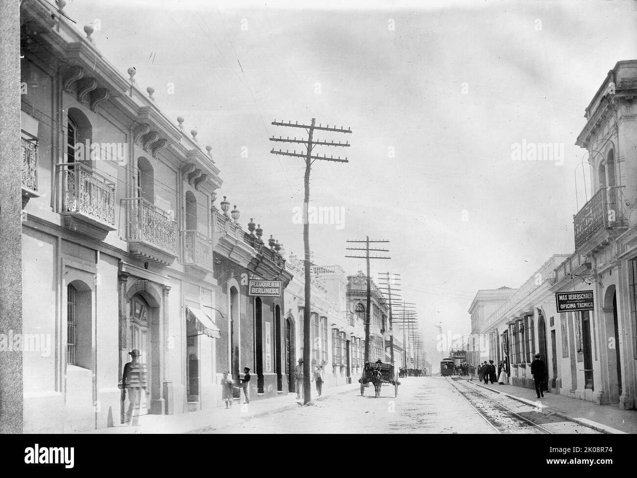 Guatemala - scène de rue, Guatemala City, 1911. ['PELUQUERIA Berlinesa - (coiffeur de Berlin); Max Ueberschaer - Oficina Tecnica (atelier technique)']. Banque D'Images