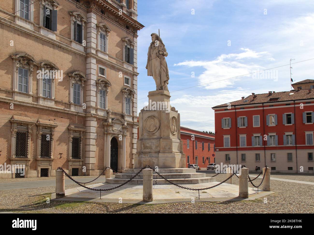 Monument à Ciro Menotti sur la Piazza Roma (place de Rome), ville de Modène, Italie, place touristique Banque D'Images