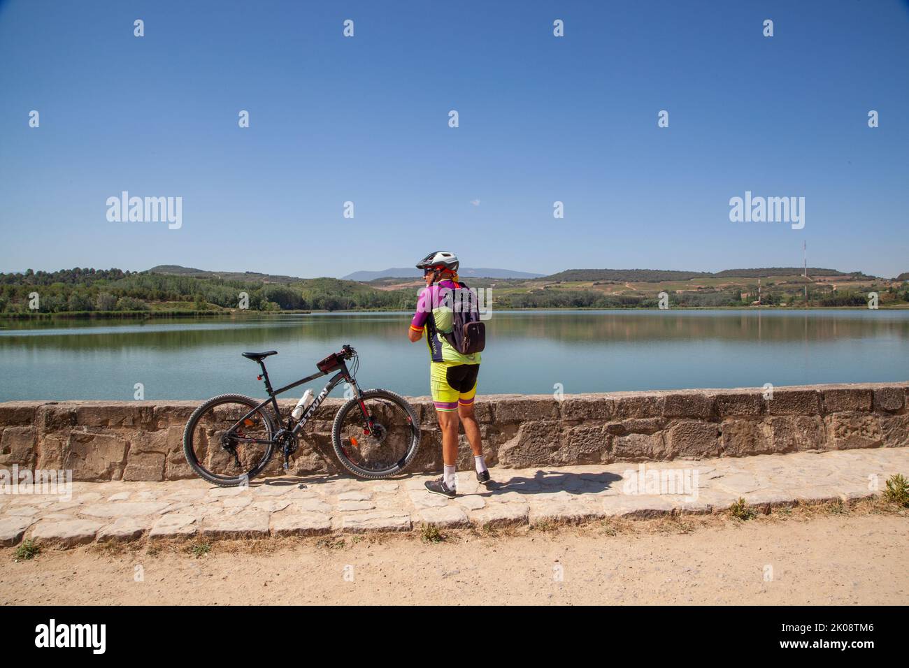 Cycliste près du Pantano de la Grajera tout en marchant le Camino de Santiago le chemin de St James entre Logrono et Navarrete Rioja Espagne Banque D'Images