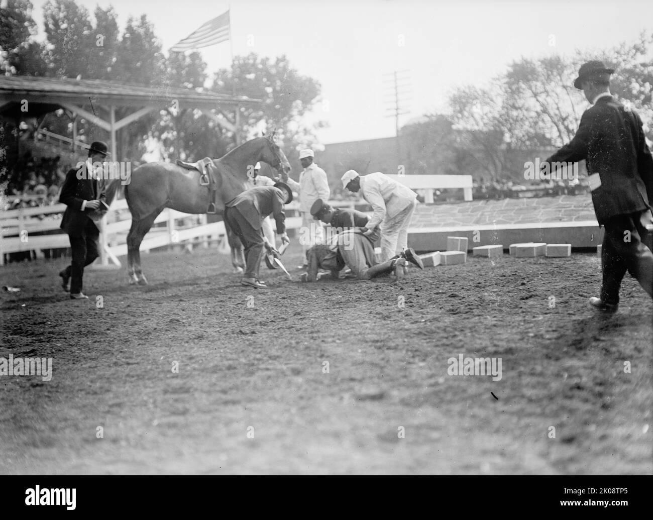 Spectacles de chevaux - Victor Mather tombant de 'Pagan Kin', 1912. Banque D'Images