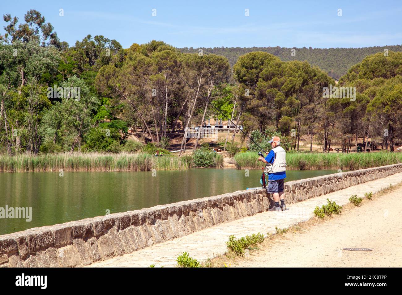 Homme pêchant dans le Pantano de la Grajera sur la route du Camino de Santiago au parque de la Grajera près de logrono Espagne Banque D'Images