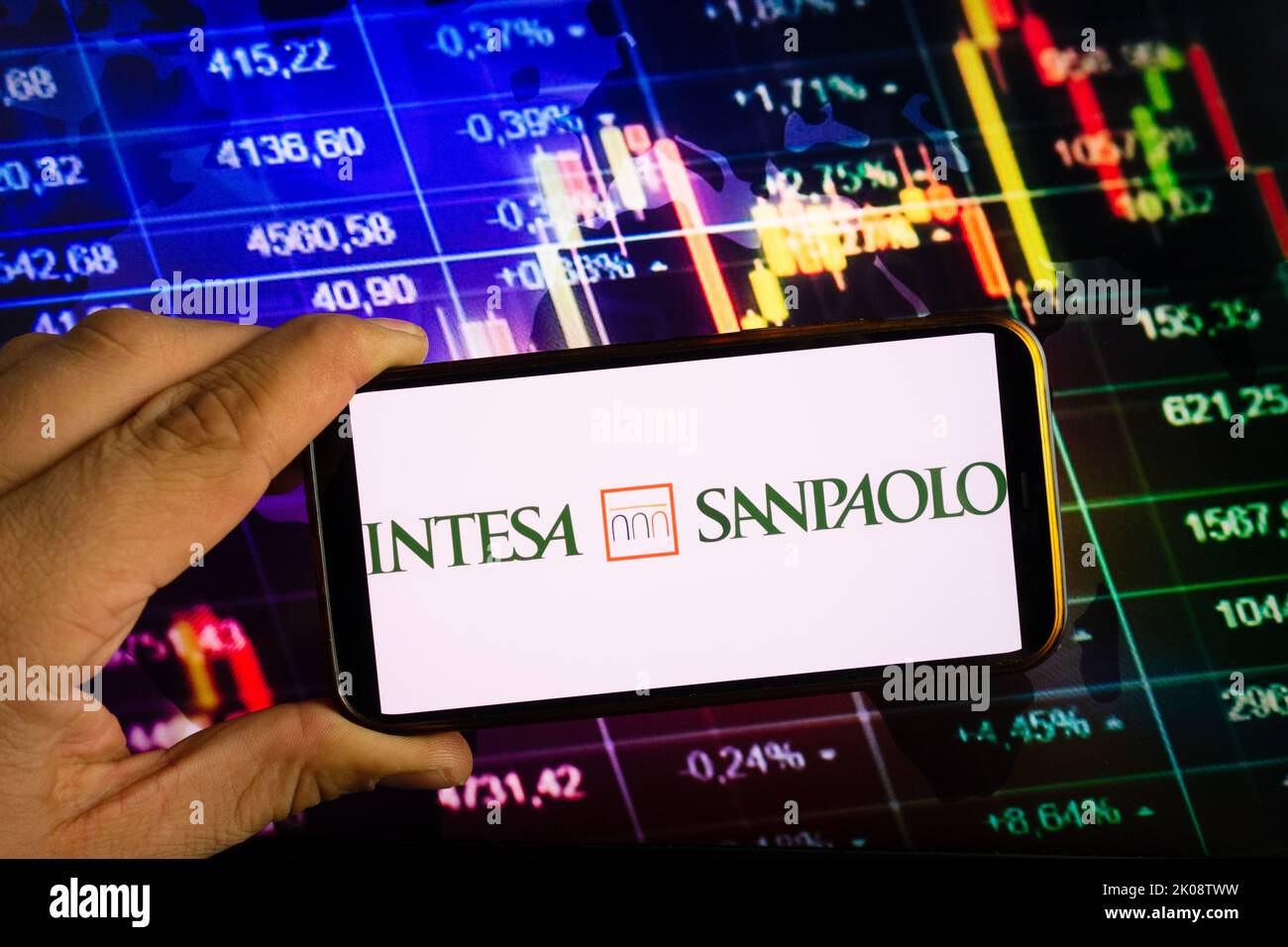 KONSKIE, POLOGNE - 10 septembre 2022: Smartphone affichant le logo de la société Intesa Sanpaolo sur fond de diagramme boursier Banque D'Images