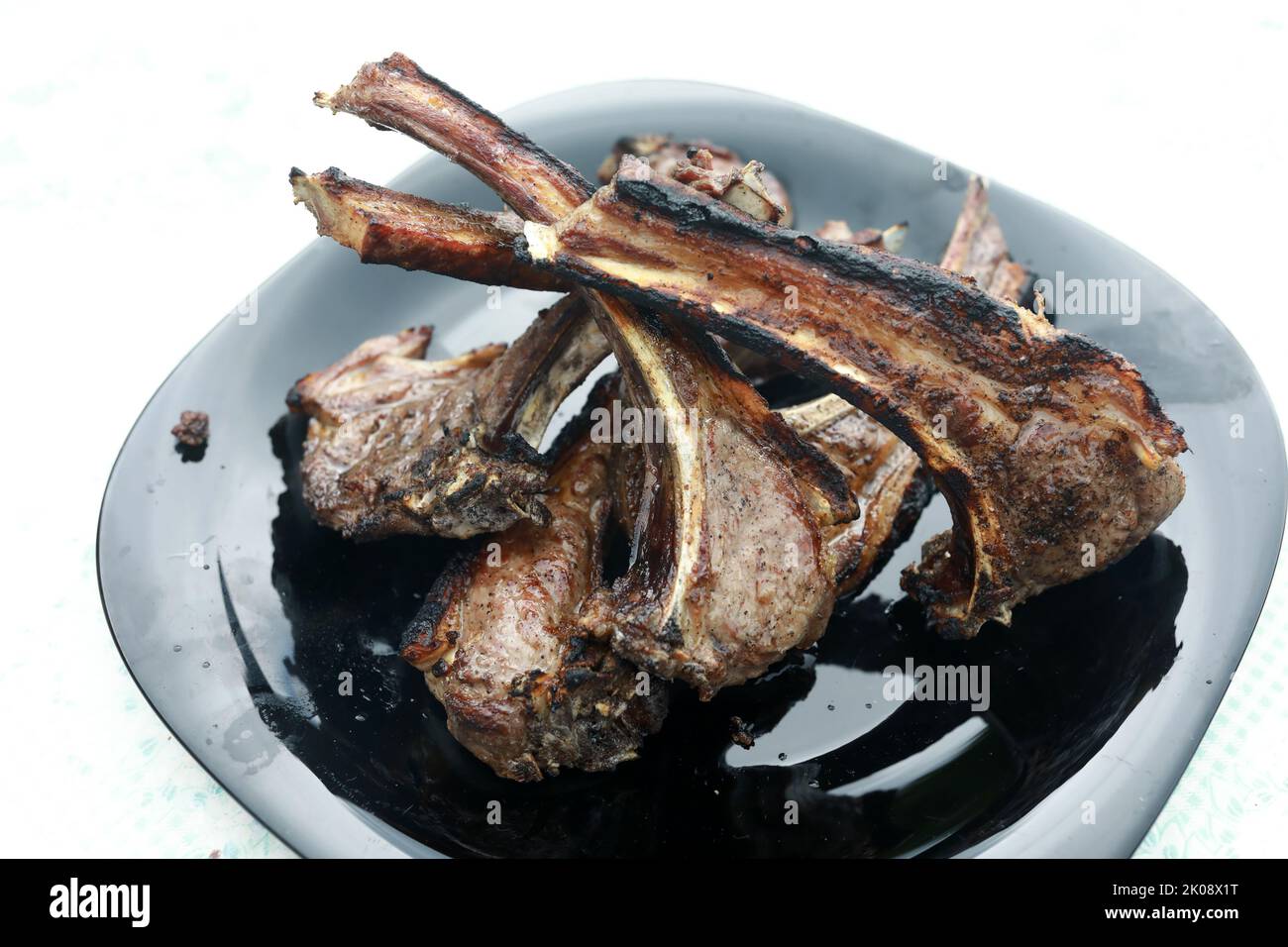 Assiette avec filet d'agneau grillé sur la table Banque D'Images