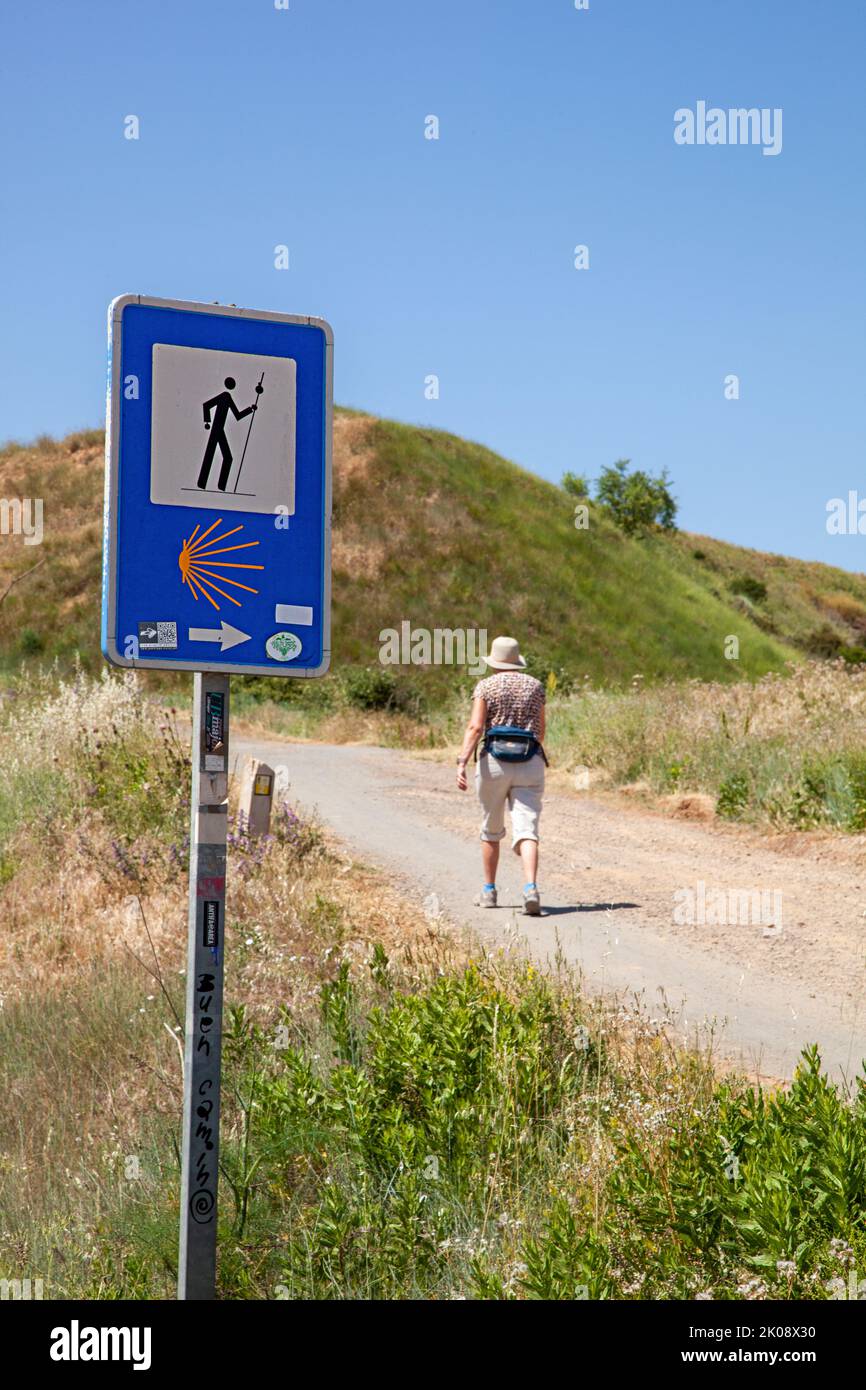 Femme marchant le haut de l'Alto Grajera tout en marchant le Camino de Santiago le chemin de St James entre Logrono et Navarrete Rioja Espagne Banque D'Images