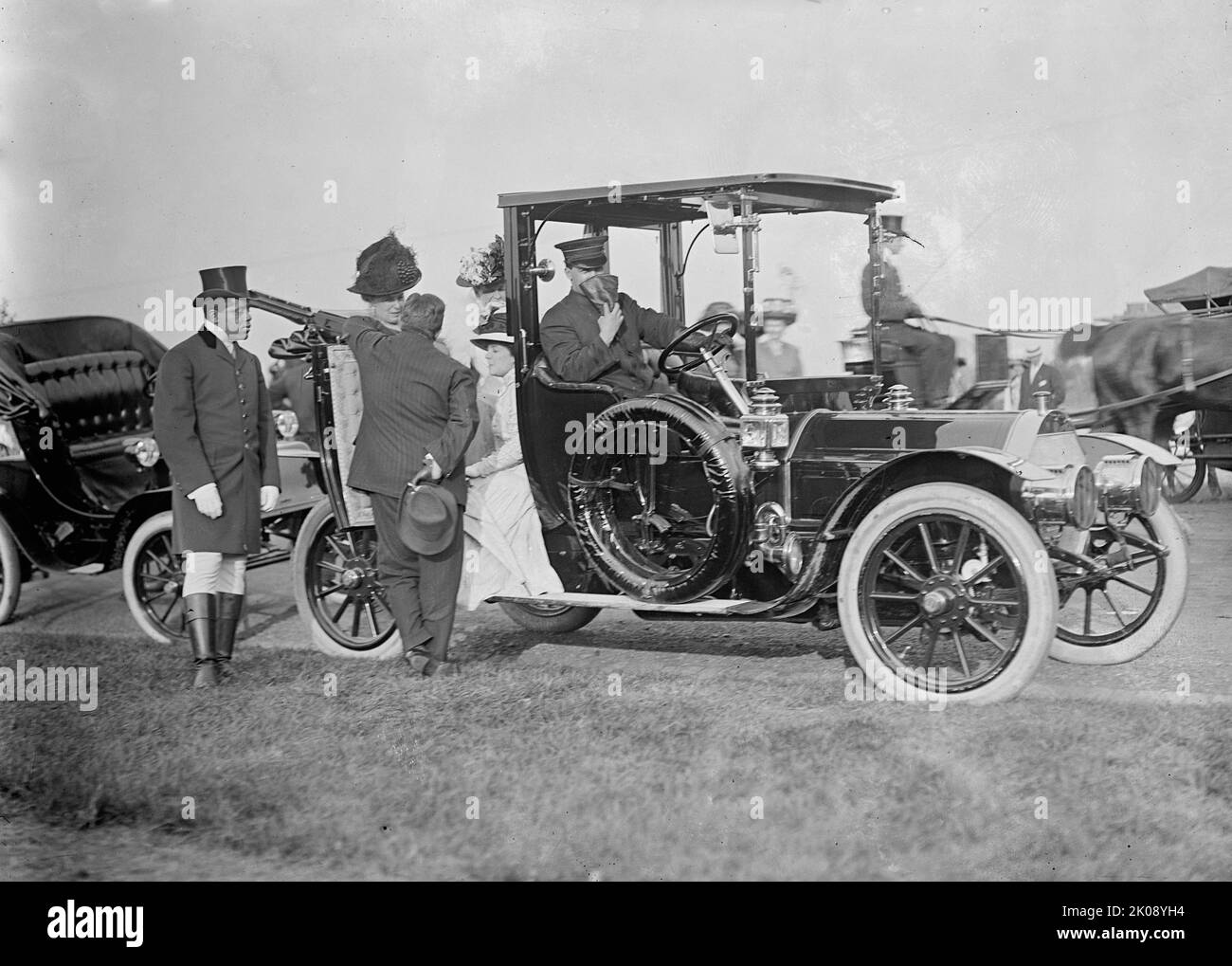 Mme Nicholas Longworth assise à la porte de Auto; avec Mme Taft, 1912. [Etats-Unis: Alice Roosevelt Longworth et la première Dame Helen Herron Taft]. Banque D'Images