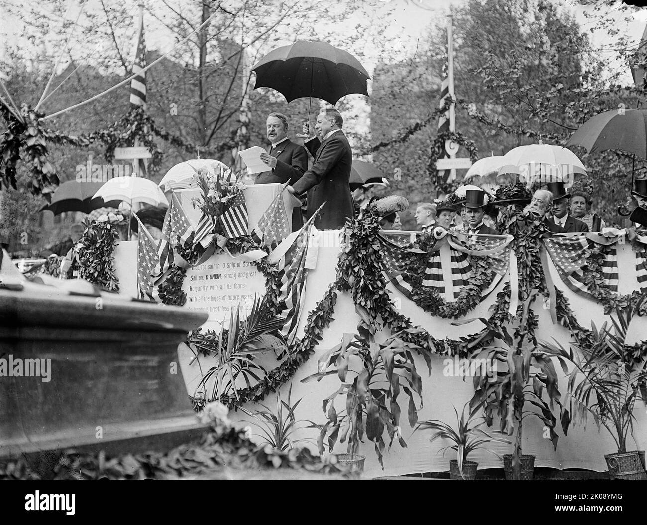 Dédicace de la statue de Henry Wadsworth Longfellow, le rév. Alexander Mackey Smith et le rév. Charleswood; le général Greeley assis près de la droite, mai 1909. Alexander Mackay-Smith prononcera un discours lors du dévoilement du monument commémoratif Henry Wadsworth Longfellow à Washington D.C., la statue de bronze a été conçue par William Couper et Thomas ball. Sur le dais, décoré de drapeaux et de verdure, se trouve une plaque avec des lignes de 'le navire d'Etat', un des poèmes de Longfellow: 'Toi aussi, navigue sur, O le navire d'Etat! Naviguez sur, O UNION, fort et super! L'humanité avec toutes ses craintes, avec tous les espoirs des années futures, est suspendue b Banque D'Images