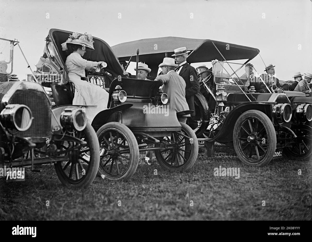 Wright Flights, fort Myer, Virginie, juillet 1909. Spectateurs: Mme [Alice Lee Roosevelt] Longworth; sec. KNOX ; non identifié ; sec. Aigle. [Les frères Wright ont effectué des vols d'essai à fort Myer après que le département américain de la guerre leur a offert un contrat de $25 000 si leur Flyer a atteint une vitesse de 40 miles par heure]. Banque D'Images