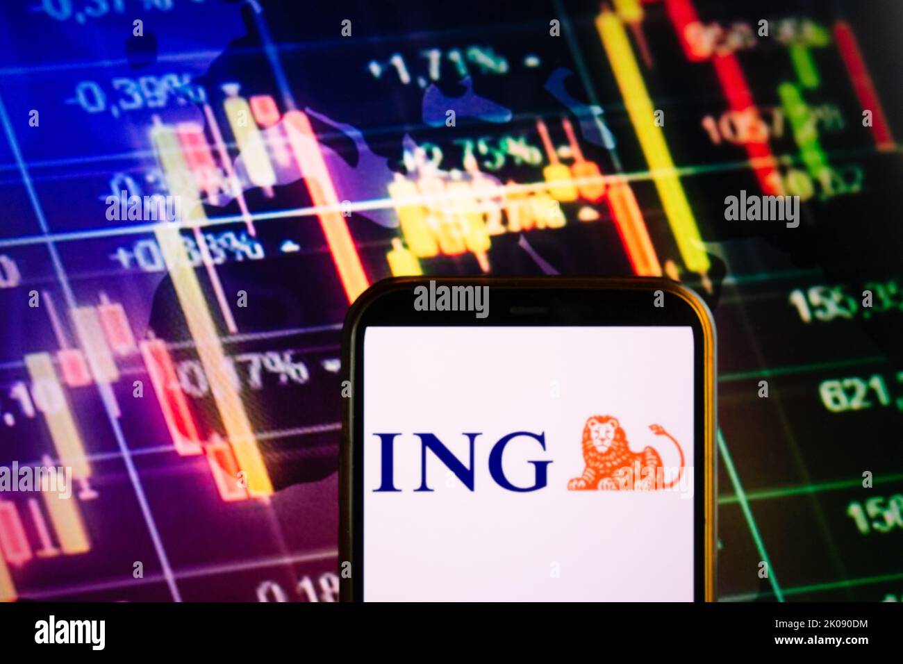 KONSKIE, POLOGNE - 10 septembre 2022: Smartphone affichant le logo de la société ING sur fond de diagramme boursier Banque D'Images
