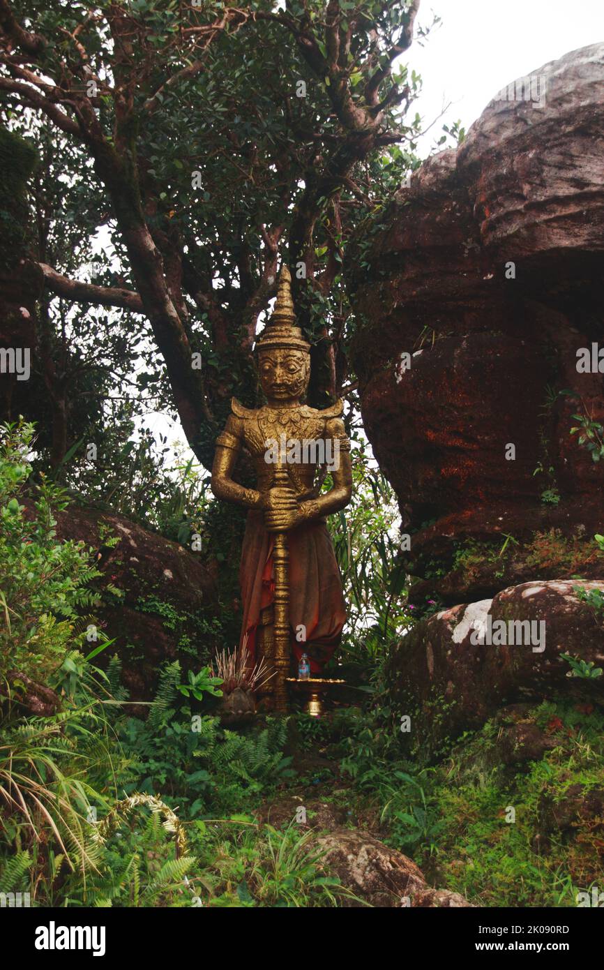 Statue de Kinnara à Sampov Pagode de pram située dans le parc national de Preah Monivong à Kampot, Cambodge Banque D'Images
