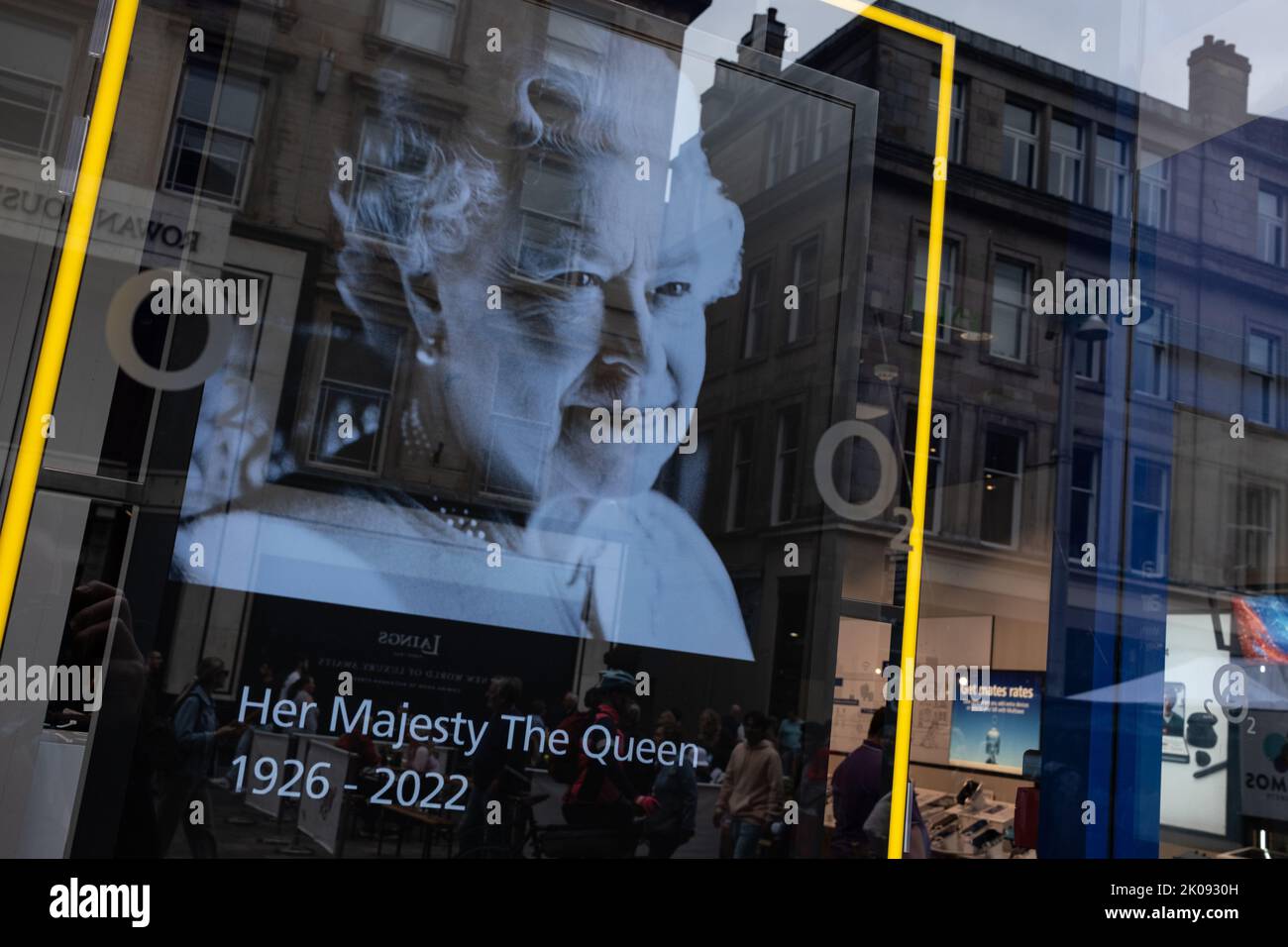 Glasgow, Écosse, 10 septembre 2022. Portrait de sa Majesté la reine Elizabeth II, décédée à l'âge de 96 ans, en exposition numérique dans une vitrine de O2 boutiques comme marque de respect, à Glasgow, Écosse, le 10 septembre 2022. Crédit photo: Jeremy Sutton-Hibbert/ Alamy Live news. Banque D'Images