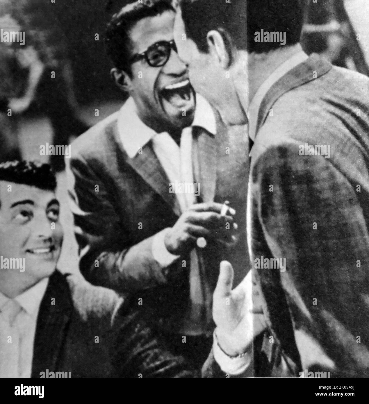 Photographie de journal de Dean Martin et Sammy Davis Jnr. Dean Martin (7 juin 1917 - 25 décembre 1995) était un chanteur, acteur et comédien américain. Samuel George Davis Jr. (8 décembre 1925 - 16 mai 1990) était un chanteur, danseur, acteur, vaudevillian, et comédien américain. Banque D'Images