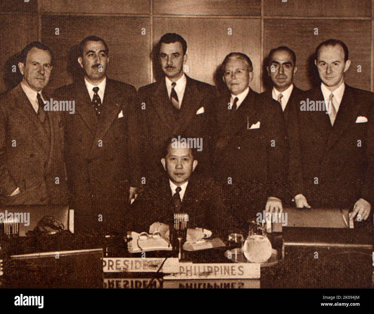 L'Assemblée des cinquante neuf nations dans la salle de l'Assemblée générale de Flushing Meadow, New York, le samedi 29 novembre 1947. Président de l'Assemblée générale des Nations Unies, le général Romulo, des Philippins, avec les présidents du comité de travail (de gauche à droite): Lester Pearson (Canada), Dr Santa Cruz (Chili), Dr Carlos Stolk (Venezuela), Hermod Lannung (Danemark), Alexis Kyrou (Grèce), Manfred Lachs (Pologne). Banque D'Images