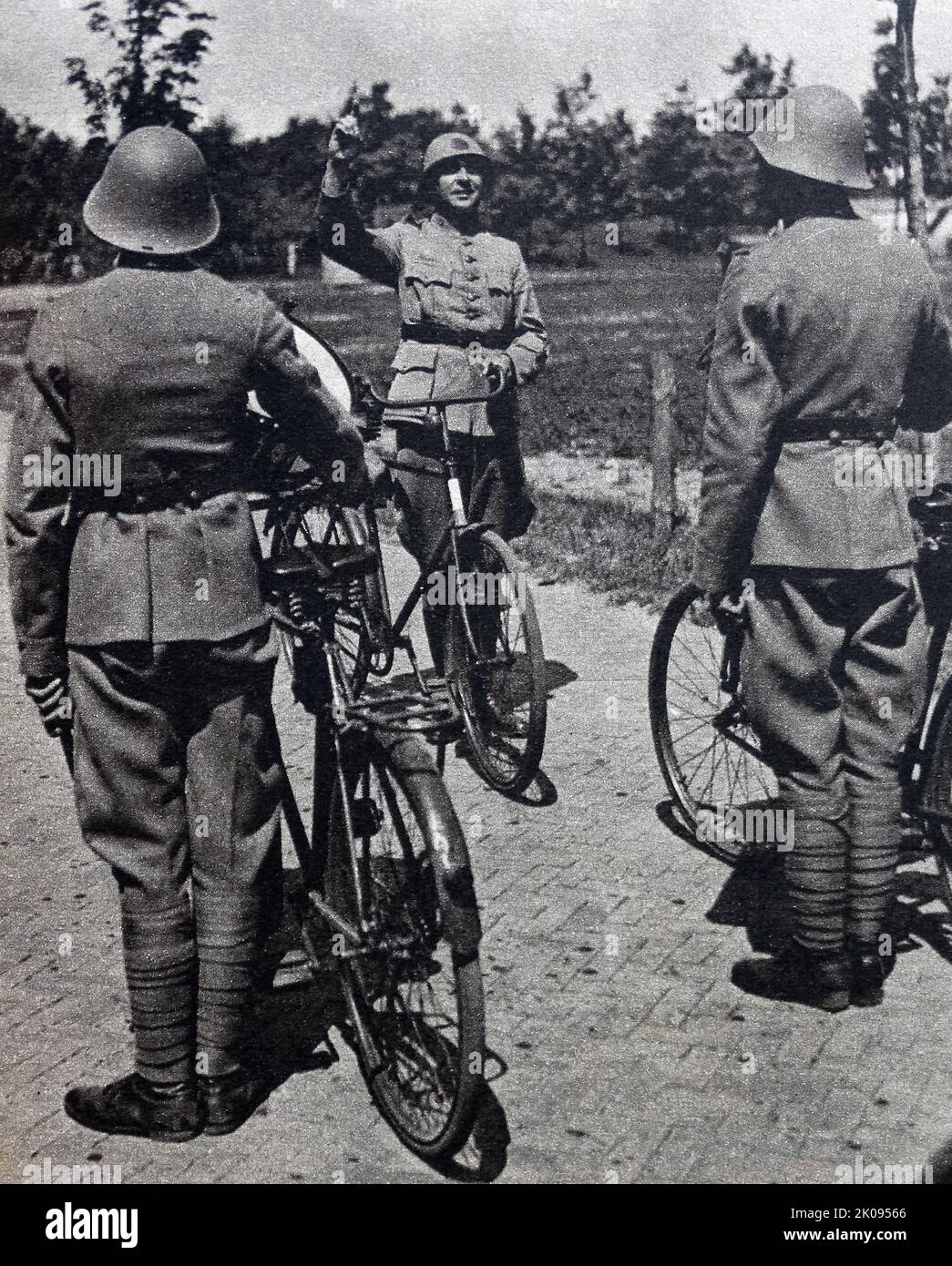 Des bandits cyclistes de l'armée néerlandaise au quartier général du bataillon, dans le sud de la Hollande. Production de news. M. Philip Borstlap, le maître de bande de l'escadron, donne le mot pour que son groupe monte. Banque D'Images