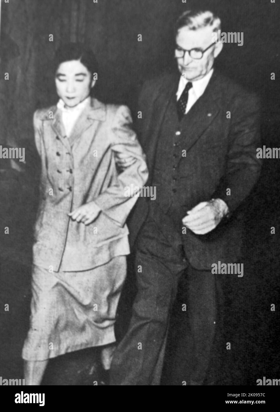 Trial of Iva Ikuko Toguri d'Aquino (4 juillet 1916 - 26 septembre 2006) était un américain qui a participé à des émissions de radio en langue anglaise transmises par radio Tokyo aux soldats alliés dans le Pacifique Sud pendant la Seconde Guerre mondiale à l'émission de radio Zero Hour. Elle a par la suite été accusée par le Bureau du procureur des États-Unis de huit chefs d'accusation de trahison. Son procès de 1949 a donné lieu à une condamnation sur un chef d'accusation, pour laquelle elle a passé plus de six ans d'emprisonnement sur dix ans. Banque D'Images