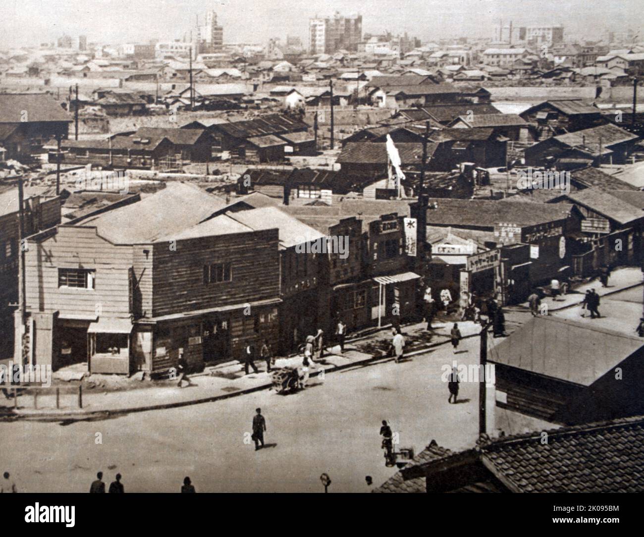 Une vue d'Hiroshima avec la vie civile restaurée après le bombardement de la ville japonaise. Les États-Unis ont fait exploser deux armes nucléaires au-dessus des villes japonaises d'Hiroshima et de Nagasaki les 6 et 9 août 1945, respectivement. Les deux attentats ont tué entre 129 000 et 226 000 personnes, dont la plupart étaient des civils, et restent la seule utilisation d'armes nucléaires dans les conflits armés. Banque D'Images