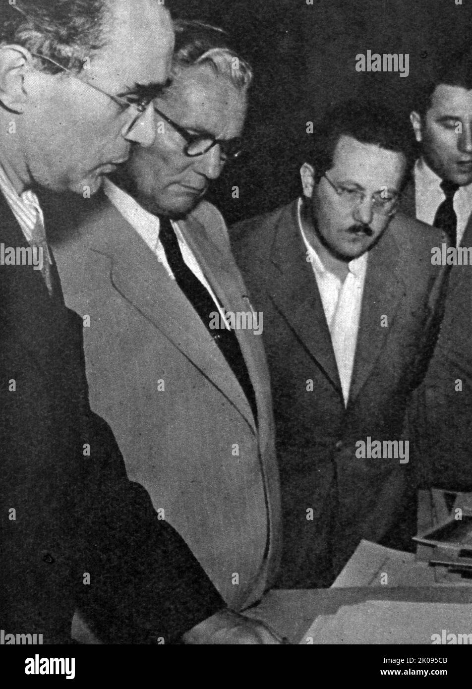 Maréchal Tito. Josip Broz (7 mai 1892 - 4 mai 1980), communément connu sous le nom de Tito, était un révolutionnaire communiste yougoslave et homme d'État, servant dans divers rôles de 1943 jusqu'à sa mort en 1980. Pendant la Seconde Guerre mondiale, il était le chef des partisans, souvent considéré comme le mouvement de résistance le plus efficace dans l'Europe occupée. Il a également été président de la République socialiste fédérative de Yougoslavie du 14 janvier 1953 à sa mort le 4 mai 1980. Banque D'Images