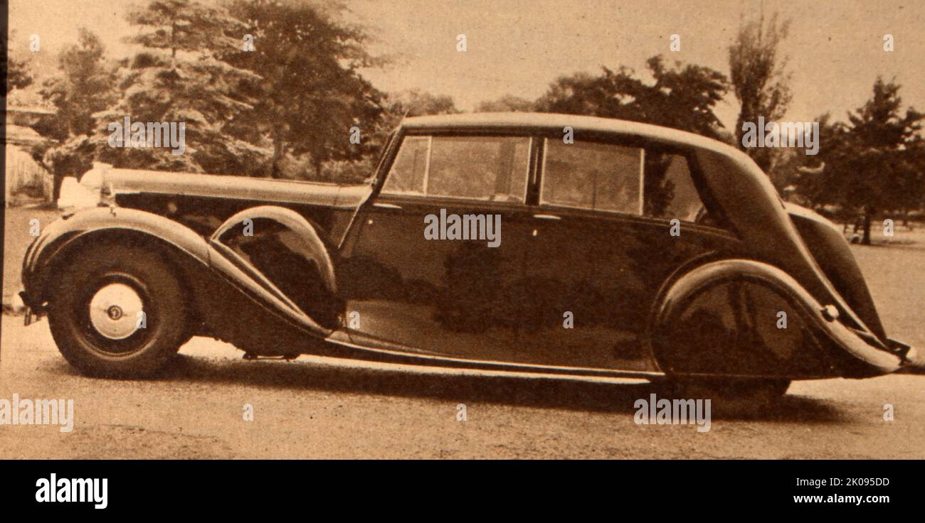 Daimler Straight-Eight avec travaux de coachwork par Hooper. Le Daimler Straight Eight était une famille de voitures nommées pour leurs huit moteurs en ligne. Lancé en 1934 pour l'année modèle 1935, le modèle Straight Eight était disponible dans une variété de styles de carrosserie ouverte et fermée. La production du Daimler Straight Eight s'est terminée en 1938. Banque D'Images