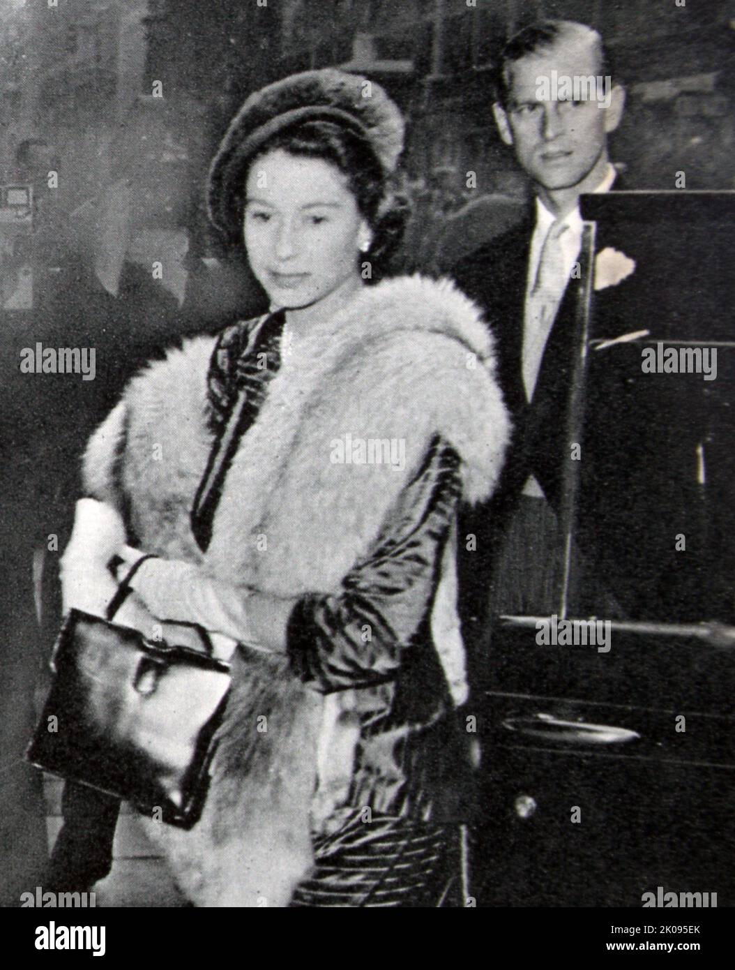 S.A.R. la princesse Elizabeth et le duc d'Édimbourg au mariage du comte de Harewood. Elizabeth II (Elizabeth Alexandra Mary; née le 21 avril 1926) est reine du Royaume-Uni et de 15 autres royaumes du Commonwealth. Le prince Philip, duc d'Édimbourg (né le prince Philip de Grèce et du Danemark, plus tard Philip Mountbatten; 10 juin 1921 - 9 avril 2021), était membre de la famille royale britannique en tant que mari de la reine Elizabeth II Il fut l'épouse du monarque britannique depuis l'accession d'Elizabeth le 6 février 1952 jusqu'à sa mort en 2021, ce qui en fait la plus longue consort royale de l'histoire. Banque D'Images
