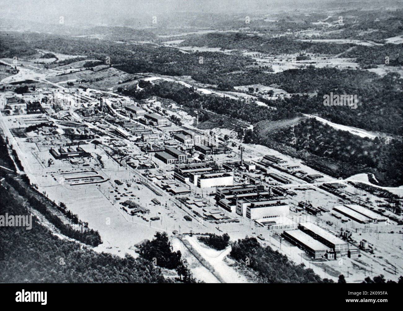 Usine atomique américaine à Oak Ridge, Tennessee. Oak Ridge a été établi en 1942 comme site de production pour le projet Manhattan, l'opération massive américaine, britannique et canadienne qui a développé la bombe atomique. Étant le site du Oak Ridge National Laboratory et du complexe de sécurité nationale y-12, le développement scientifique et technologique joue toujours un rôle crucial dans l'économie et la culture de la ville en général. Banque D'Images