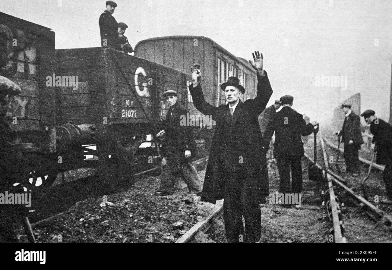 Bombardement ferroviaire. L'inspecteur F. Lincoln signale « l'arrêt » au conducteur du train de marchandises faisant un essai sur la ligne. Banque D'Images