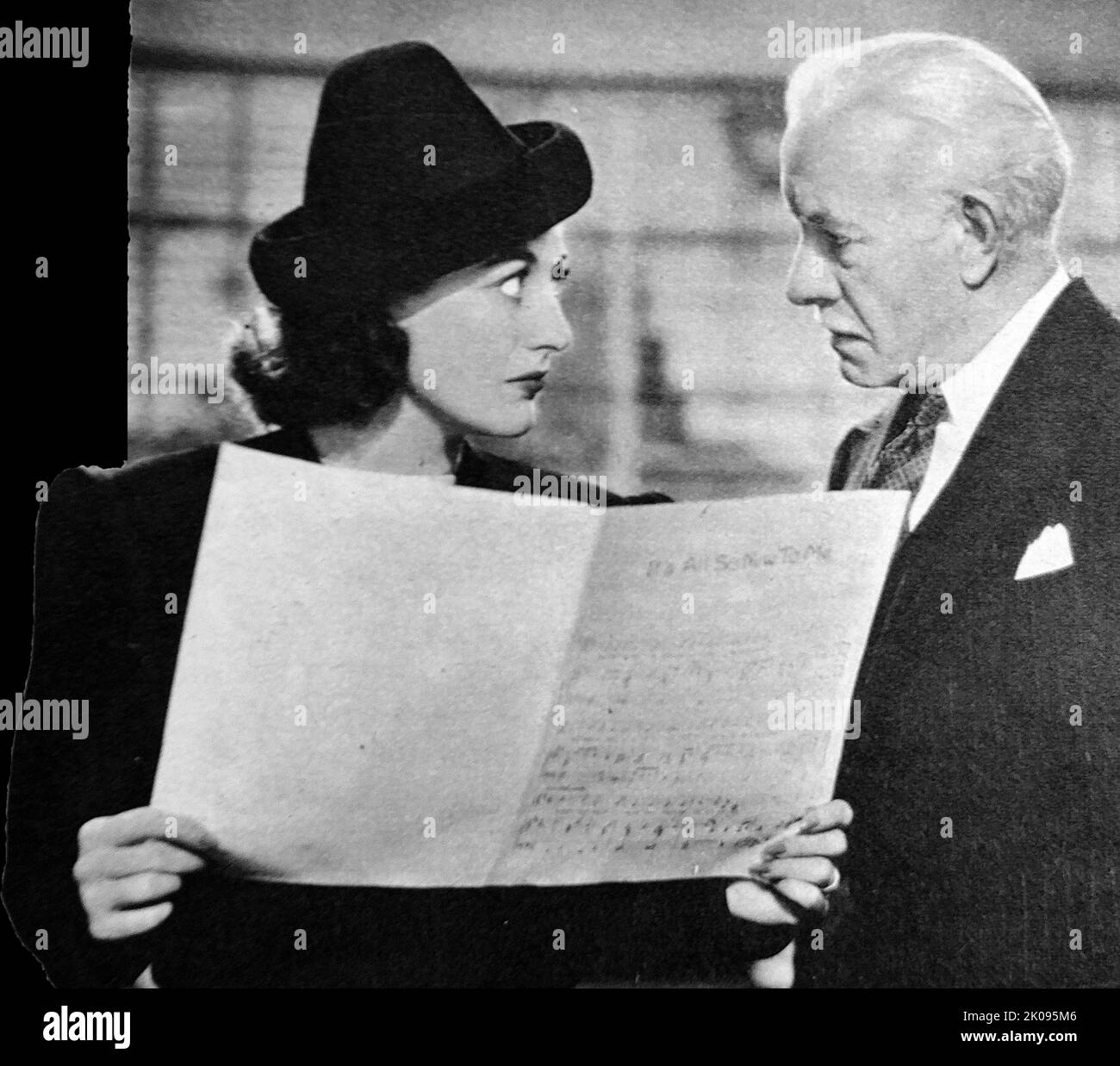 Joan Crawford et Lewis Stone dans les Ice Follies. The Ice Follies of 1939 est un film de théâtre musical américain de 1939. Joan Crawford (née Lucille Fay LeSueur; 23 mars, c. 1904-1908 - 10 mai 1977) était une actrice américaine. Débutant comme danseur dans les compagnies théâtrales de voyage avant de faire ses débuts sur Broadway, Crawford a été signé à un contrat de cinéma par Metro-Goldwyn-Mayer en 1925. Lewis Shepard Stone (15 novembre 1879 - 12 septembre 1953) était un acteur de cinéma américain. Banque D'Images