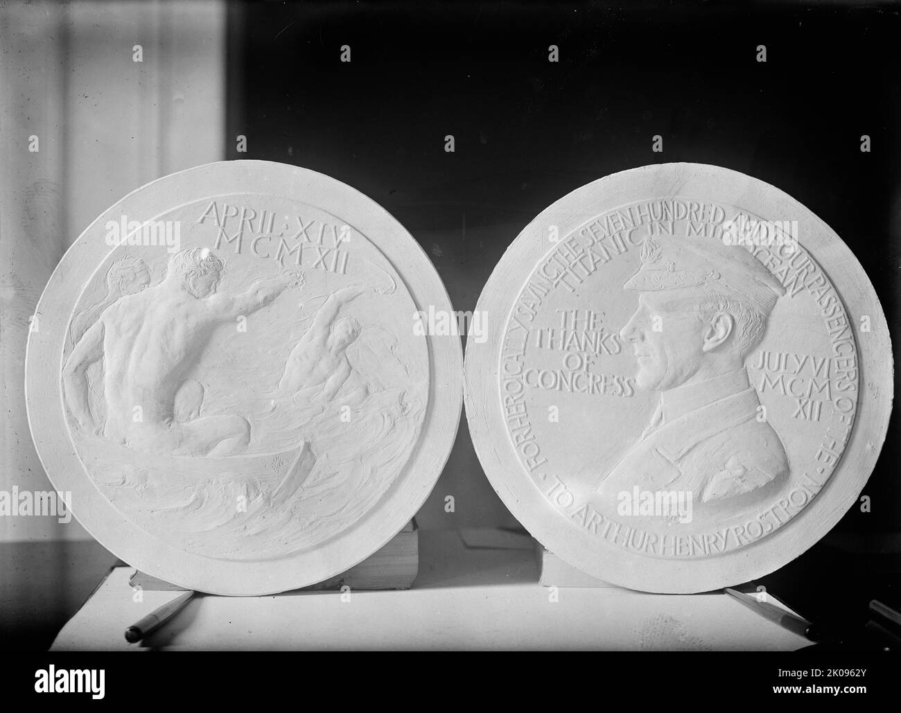 Médailles, décorations, etc. - Médaille remise par le Président au capitaine A. Rostron, responsable des survivants du Titanic, 1912. [La maquette de la Médaille d'or du Congrès a été décernée au marin marchand britannique Arthur Rostron, capitaine du paquebot RMS Carpathia qui a secouru des centaines de survivants du RMS Titanic après qu'il ait frappé un iceberg et coulé en 1912 au milieu de l'océan Atlantique Nord. 'À Arthur Henry Rostron - pour avoir héroïquement sauvé les sept cent quatre passagers du Titanic au milieu de l'océan - les remerciements du Congrès - MCMXII juillet]. Banque D'Images