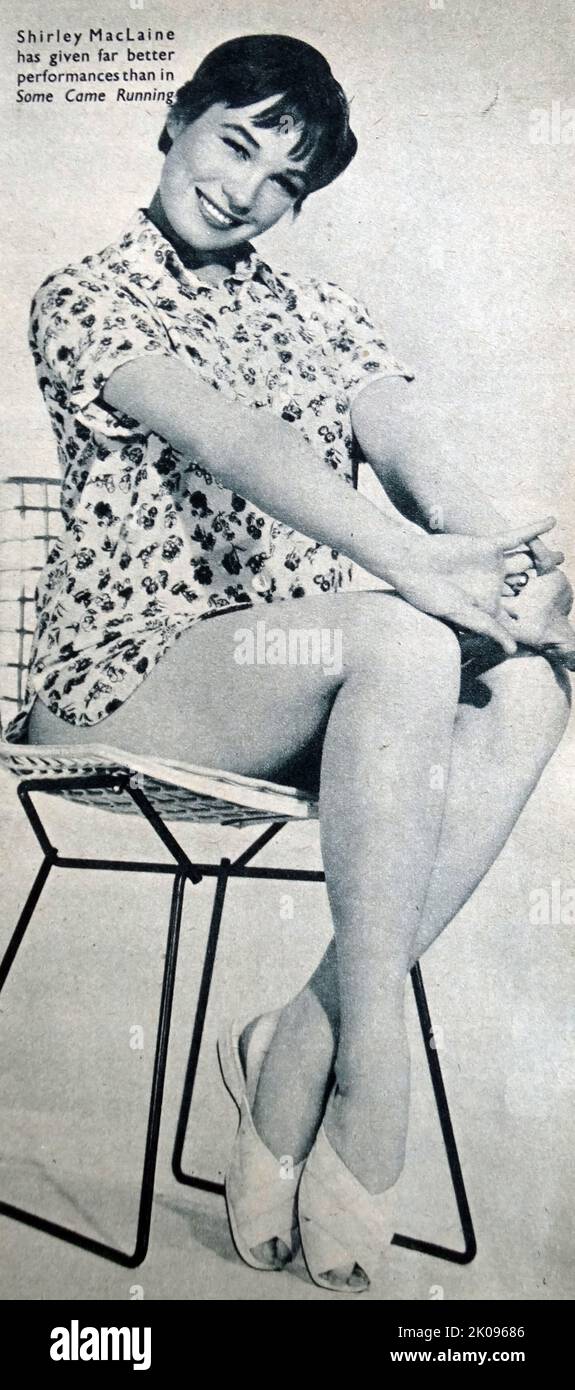 Shirley MacLaine (née Shirley MacLean Beaty, 24 avril 1934) est une actrice, chanteuse, auteure, activiste et ancienne danseuse américaine. Dans une carrière qui s'étend sur sept décennies, elle est connue pour ses représentations de femmes excentriques, fortes et excentriques. Banque D'Images