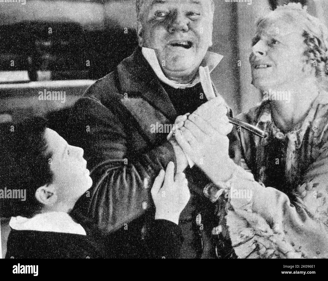 W.C. Fields, Jean Cadell et Freddie Bartholomew dans David Copperfield, un film américain de 1935. William Claude Dukenfield (29 janvier 1880 - 25 décembre 1946), mieux connu sous le nom de W. C. Fields, était un comédien américain, un acteur, un jongleur et un écrivain. Jean Dunlop Cadell (13 septembre 1884 - 29 septembre 1967) est une actrice écossaise. Frederick Cecil Bartholomew (28 mars 1924 - 23 janvier 1992), connu pour son travail d'acteur sous le nom de Freddie Bartholomew, était un enfant acteur anglo-américain. Banque D'Images