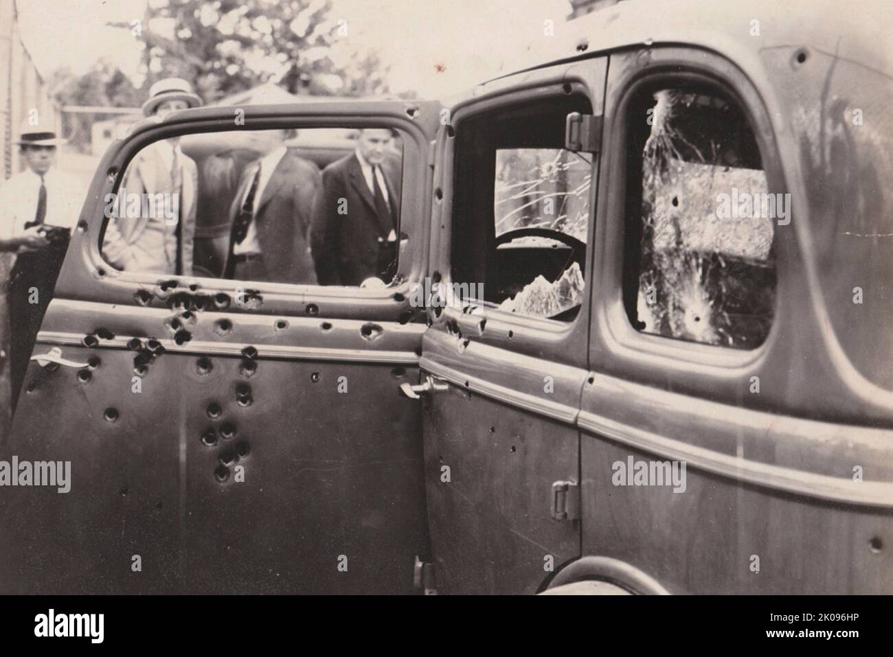 Bonnie et Clyde. Bonnie Elizabeth Parker (1 octobre 1910 - 23 mai 1934) et Clyde Chestnut Barrow (24 mars 1909 - 23 mai 1934) étaient un couple criminel américain qui a voyagé dans le centre des États-Unis avec leur gang pendant la Grande Dépression, connu pour leurs vols bancaires, bien qu'ils aient préféré voler de petits magasins ou des maisons funéraires rurales. Leurs exploits ont capté l'attention de la presse américaine et de son lectorat pendant ce qui est parfois appelé l'« ère de l'ennemi public » entre 1931 et 1934. Banque D'Images