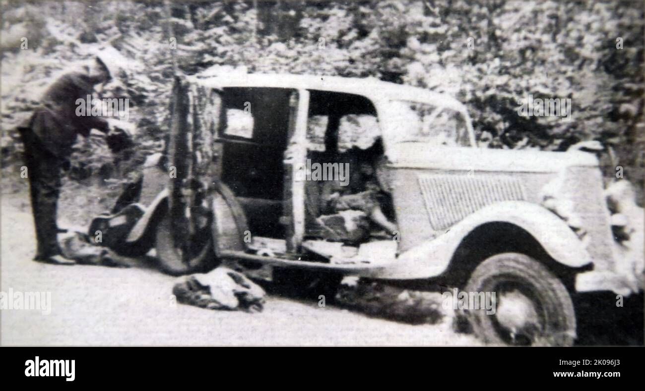 Bonnie et Clyde. Bonnie Elizabeth Parker (1 octobre 1910 - 23 mai 1934) et Clyde Chestnut Barrow (24 mars 1909 - 23 mai 1934) étaient un couple criminel américain qui a voyagé dans le centre des États-Unis avec leur gang pendant la Grande Dépression, connu pour leurs vols bancaires, bien qu'ils aient préféré voler de petits magasins ou des maisons funéraires rurales. Leurs exploits ont capté l'attention de la presse américaine et de son lectorat pendant ce qui est parfois appelé l'« ère de l'ennemi public » entre 1931 et 1934. Banque D'Images