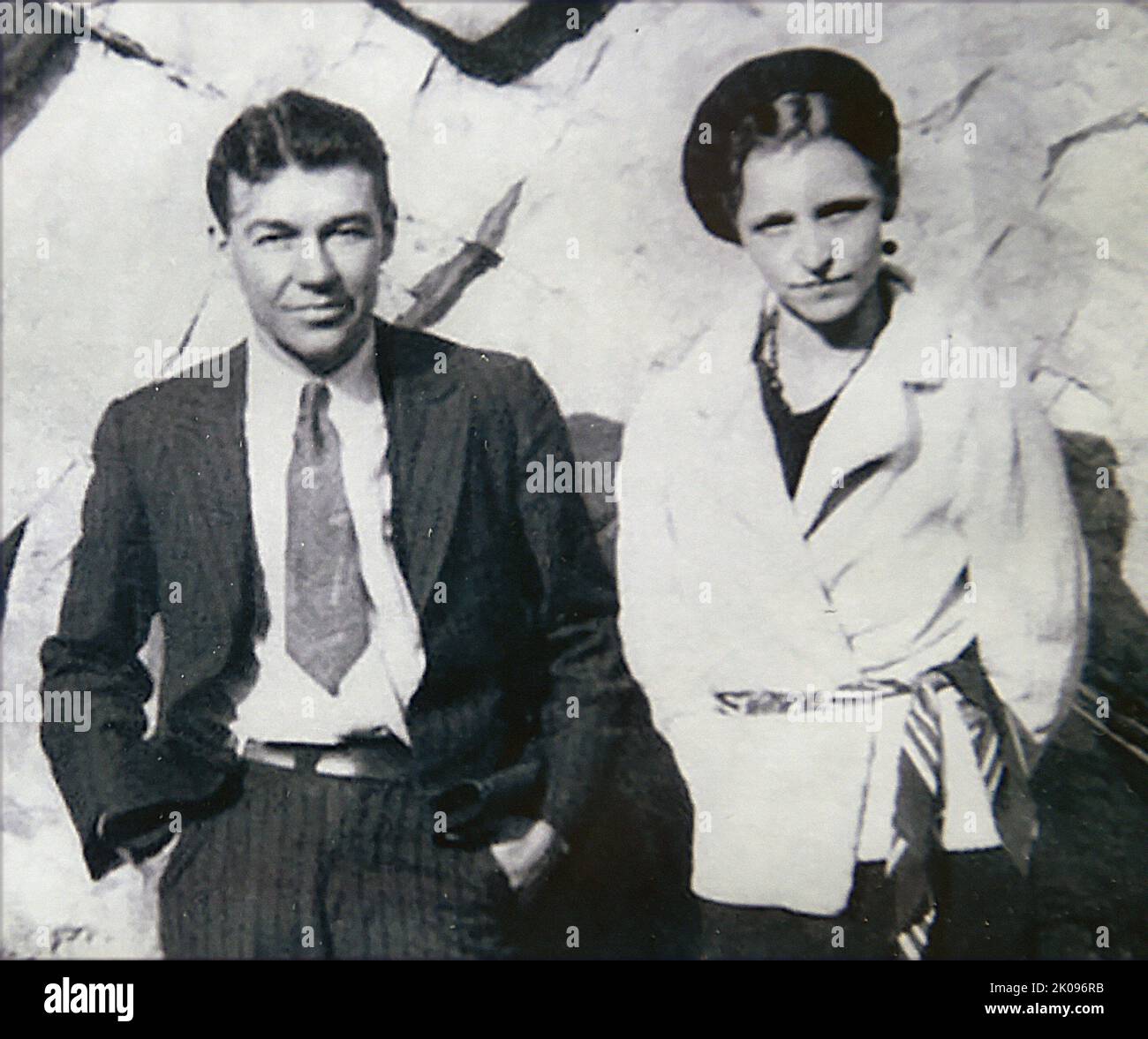 Bonnie et Clyde. Bonnie Elizabeth Parker (1 octobre 1910 - 23 mai 1934) et Clyde Chestnut Barrow (24 mars 1909 - 23 mai 1934) étaient un couple criminel américain qui a voyagé dans le centre des États-Unis avec leur gang pendant la Grande Dépression, connu pour leurs vols bancaires, bien qu'ils aient préféré voler de petits magasins ou des maisons funéraires rurales. Leurs exploits ont capté l'attention de la presse américaine et de son lectorat pendant ce qui est parfois appelé l'« ère de l'ennemi public » entre 1931 et 1934. Banque D'Images