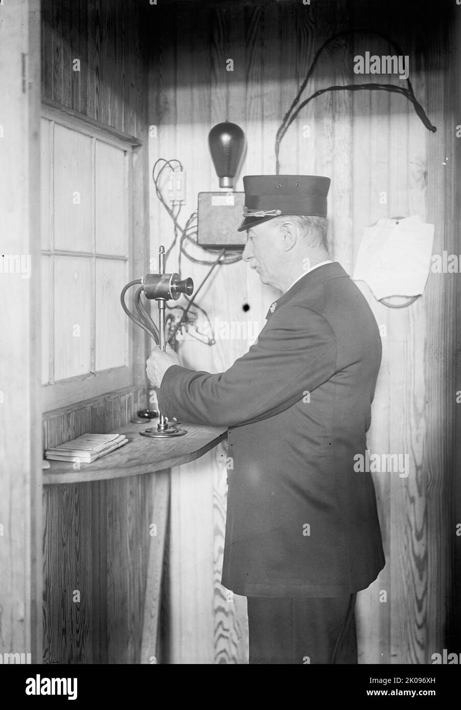 Bureau d'gravure et d'impression - Département du Trésor, [Washington, DC], 1912. [Homme en uniforme utilisant un appareil de communication]. Banque D'Images