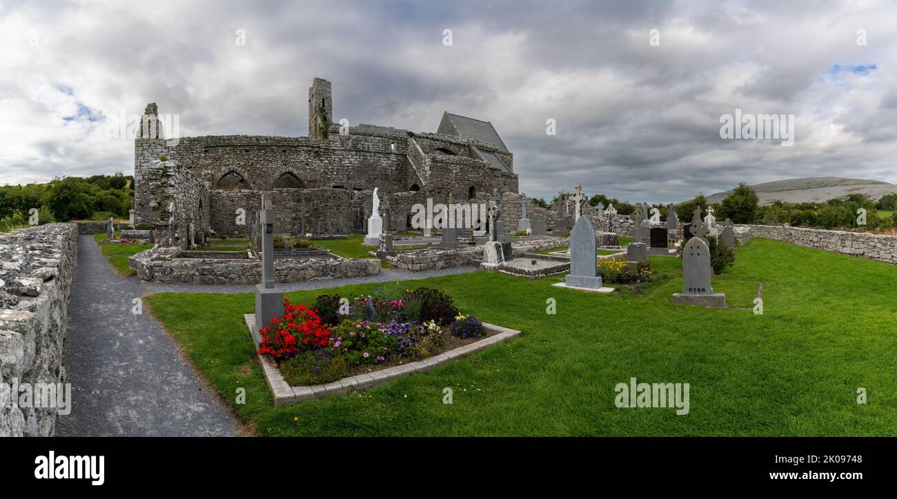 Ballyvaughan, Irlande - 28 juillet 2022 : vue panoramique de l'abbaye et du cimetière historiques de Corcomroe datant de 13th ans dans le comté de Clare Banque D'Images