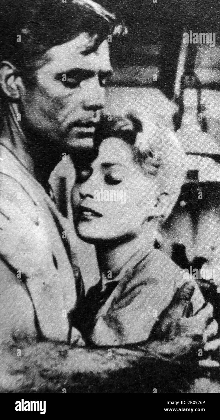 Jack Lord et Shirley Harmer. John Joseph Patrick Ryan (30 décembre 1920 - 21 janvier 1998), plus connu par son nom de scène, Jack Lord, était un acteur, réalisateur et producteur américain de télévision, de cinéma et de Broadway. Il a joué sous le nom de Steve McGarrett dans le programme de télévision de CBS Hawaii Five-O. Shirley Harmer est née à 25 mars 1932, à Oshawa, en Ontario, au Canada. Banque D'Images