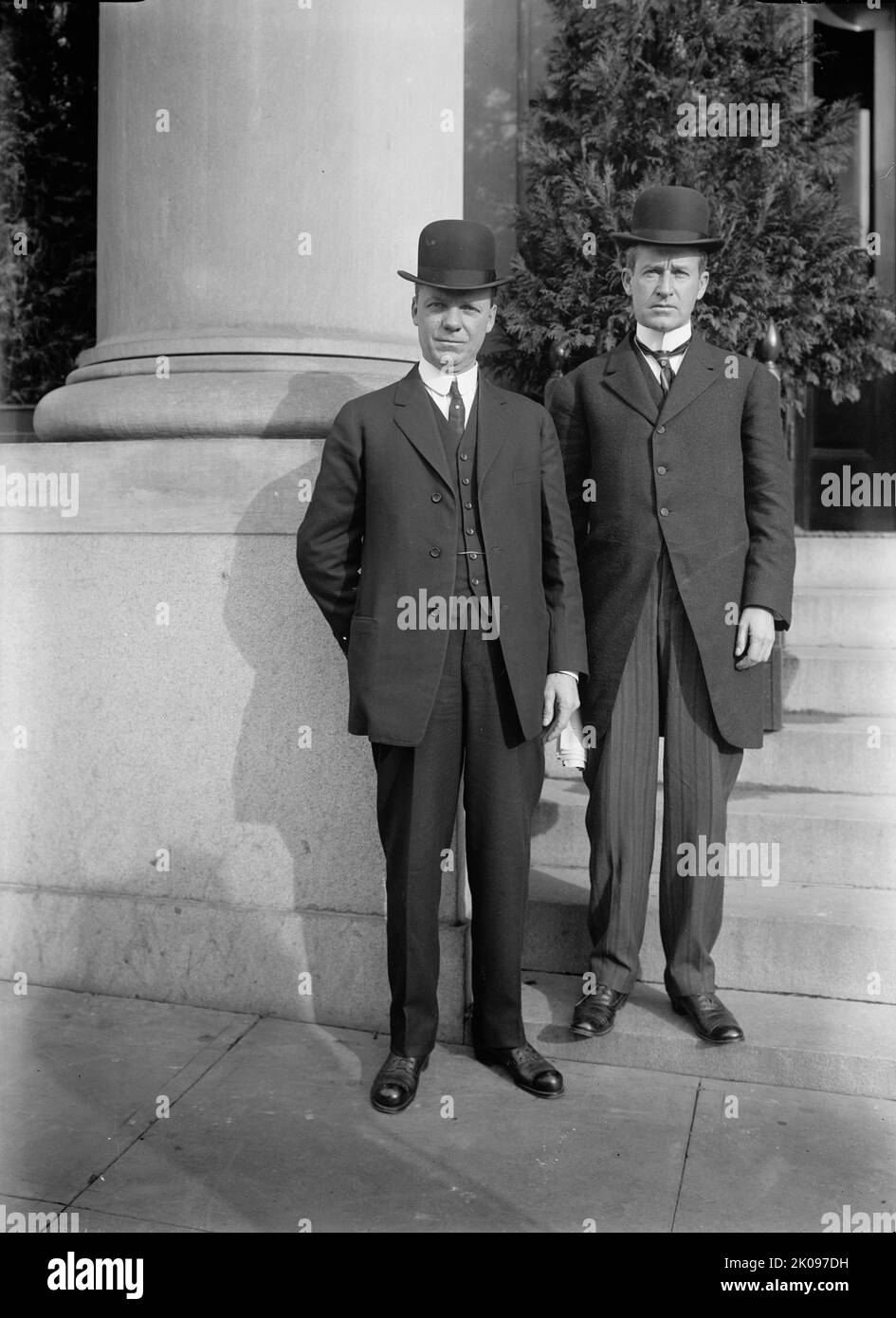 Herbert Spencer Hadley, gouverneur du Missouri, à droite, avec Gov. Morris [sic] du Montana, 1912. [Politiciens AMÉRICAINS: Herbert S. Hadley, gouverneur 1909-1913; Edwin L. (Lee) Norris, gouverneur 1908-1913]. Banque D'Images