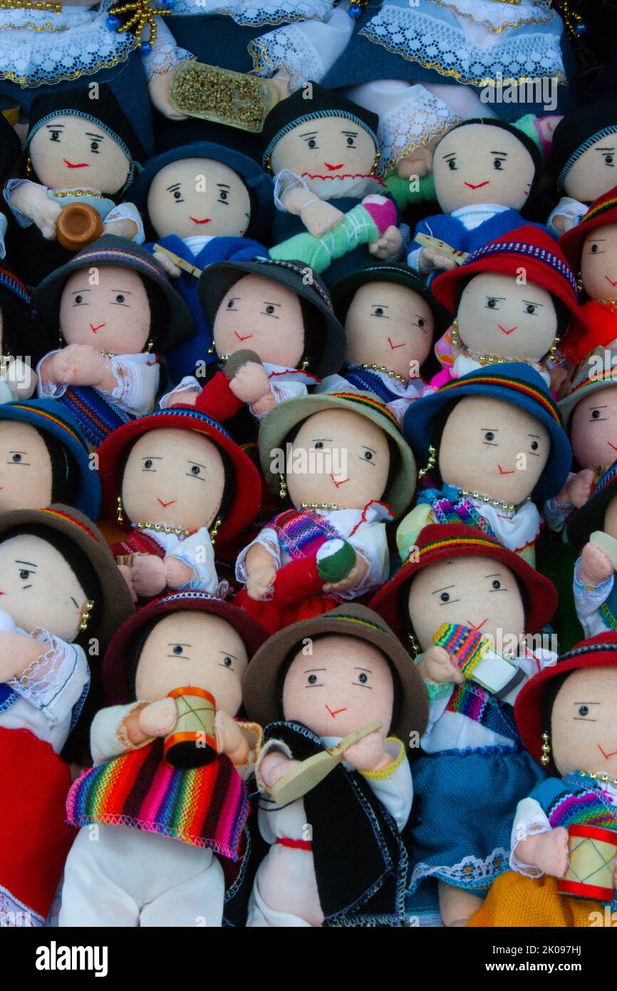 Poupées en tissu ou en chiffon à vendre sur le marché d'Otavalo dans les Highlands andins au nord de Quito en Équateur Banque D'Images