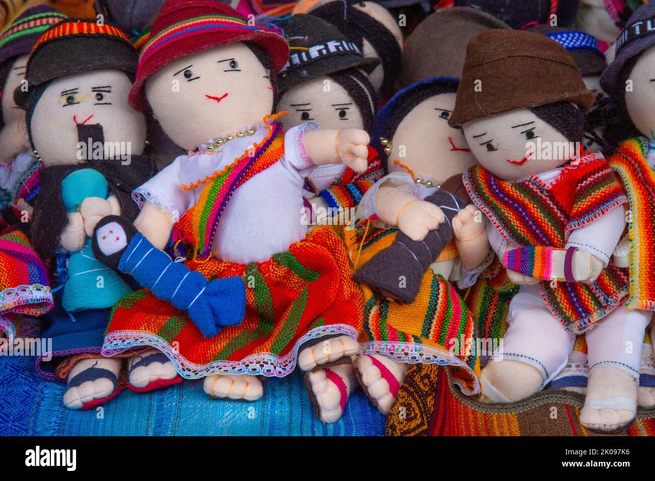 Poupées en tissu ou en chiffon à vendre sur le marché d'Otavalo dans les Highlands andins au nord de Quito en Équateur Banque D'Images