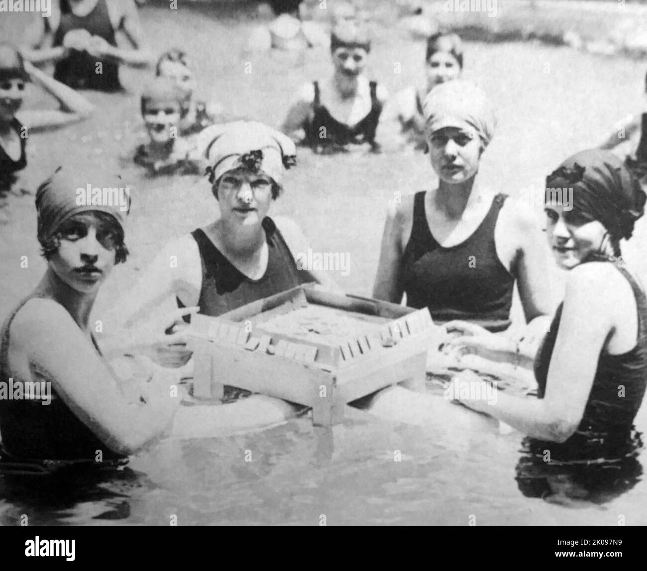 Femmes jouant au jeu chinois importé Mah Jongg, à la piscine de Wardman Park. Banque D'Images