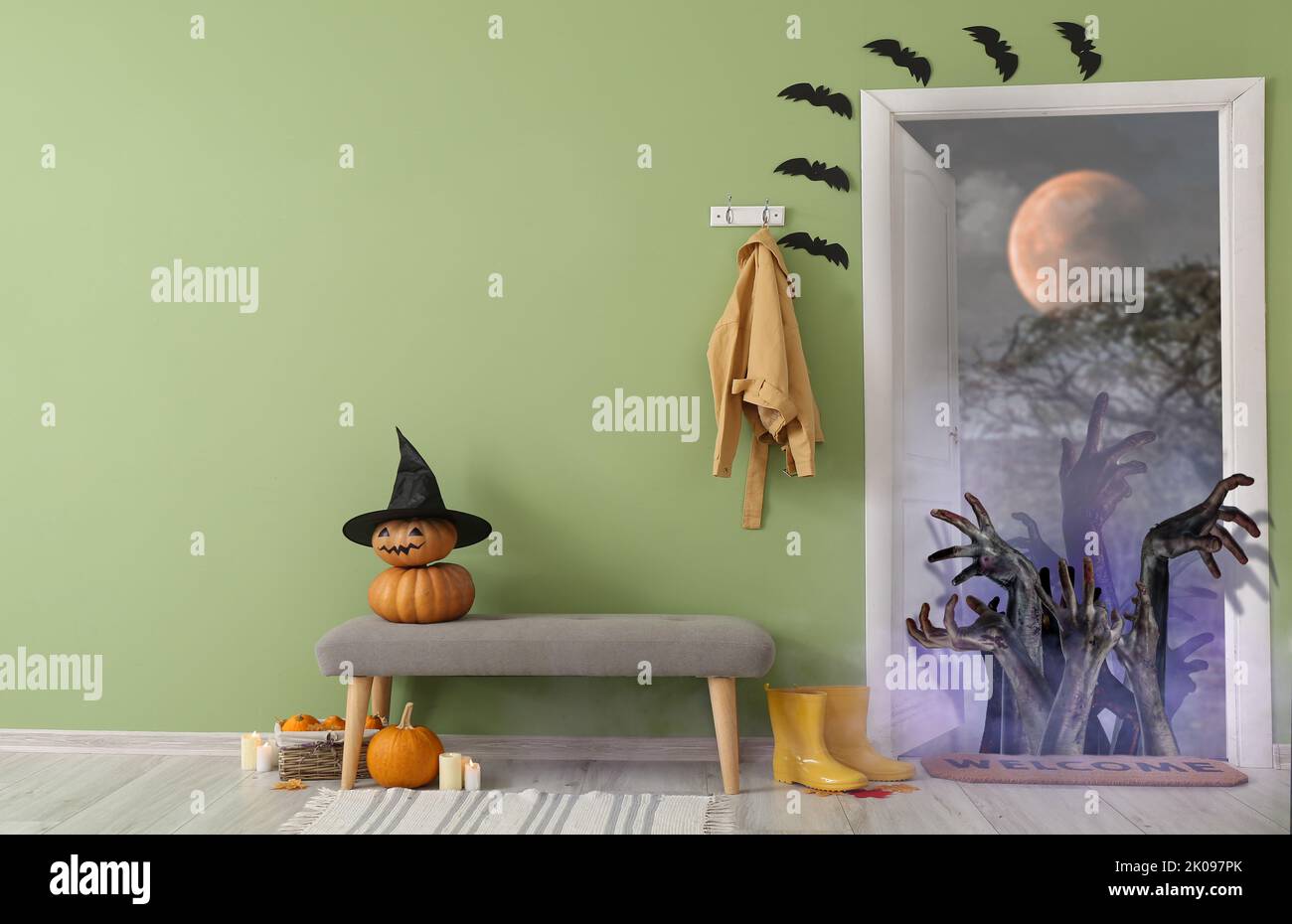 Collage de l'intérieur du couloir avec des décorations d'Halloween et des mains zombies Banque D'Images