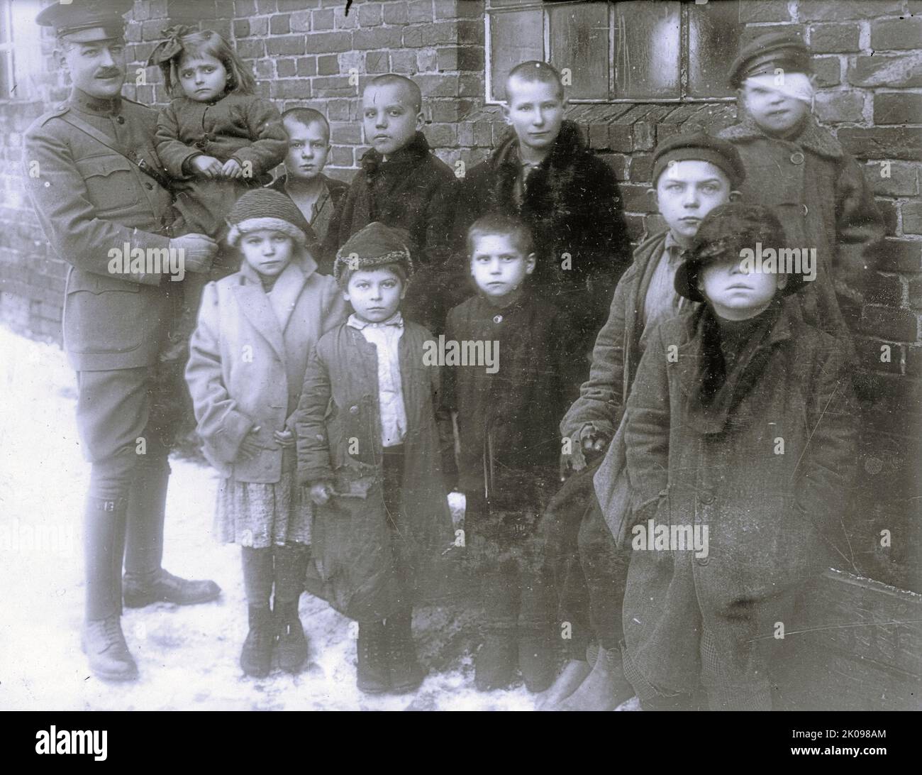 Orphelins polonais sélectionnés au hasard dans un camp de réfugiés abritant 20 000 près de Varsovie, 1920. Banque D'Images