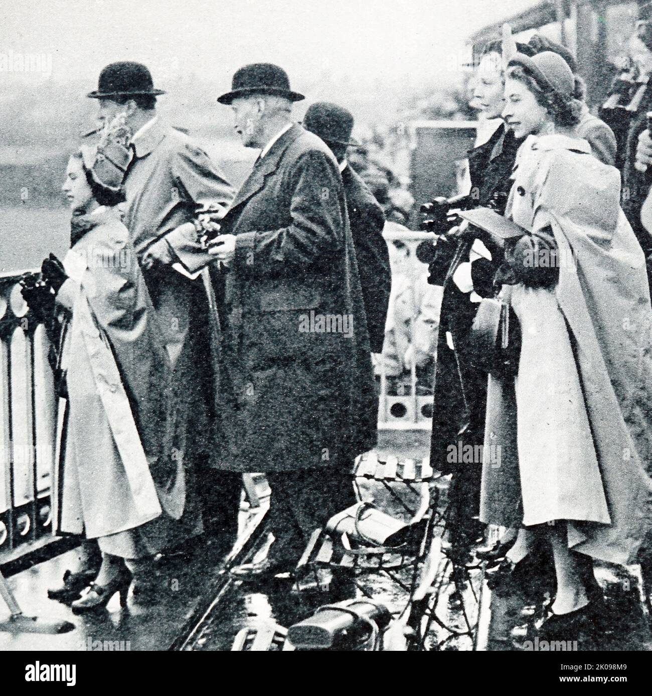 La princesse Elizabeth (à gauche) et la princesse Margaret, dans la boîte de Lord Sefton, regardant Monaveen, propriété de la princesse Elizabeth et de la reine, diriger dans le Grand National 1950 à Aintree. Princesse Margaret, comtesse de Snowdon, ci, GCVO, CD (Margaret Rose; 21 août 1930 - 9 février 2002) était la fille plus jeune du roi George VI et de la reine Elizabeth et la seule sœur de la reine Elizabeth II Princesse Elizabeth. Elizabeth II (Elizabeth Alexandra Mary; née le 21 avril 1926) est reine du Royaume-Uni et de 15 autres royaumes du Commonwealth. Elle est la fille aînée du roi George VI et de la reine Banque D'Images