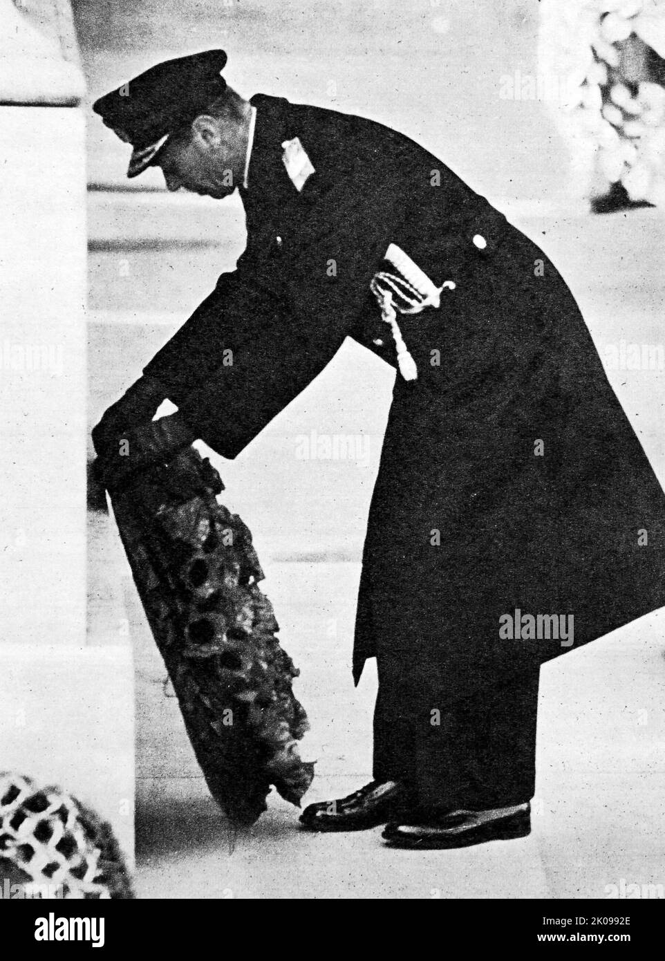 HM le roi pose une couronne au Cenotaph. George VI (Albert Frederick Arthur George; 14 décembre 1895 - 6 février 1952) fut roi du Royaume-Uni et des dominions du Commonwealth britannique du 11 décembre 1936 jusqu'à sa mort en 1952. Il fut simultanément le dernier empereur de l'Inde jusqu'en août 1947, quand l'Empire britannique fut dissous. Banque D'Images