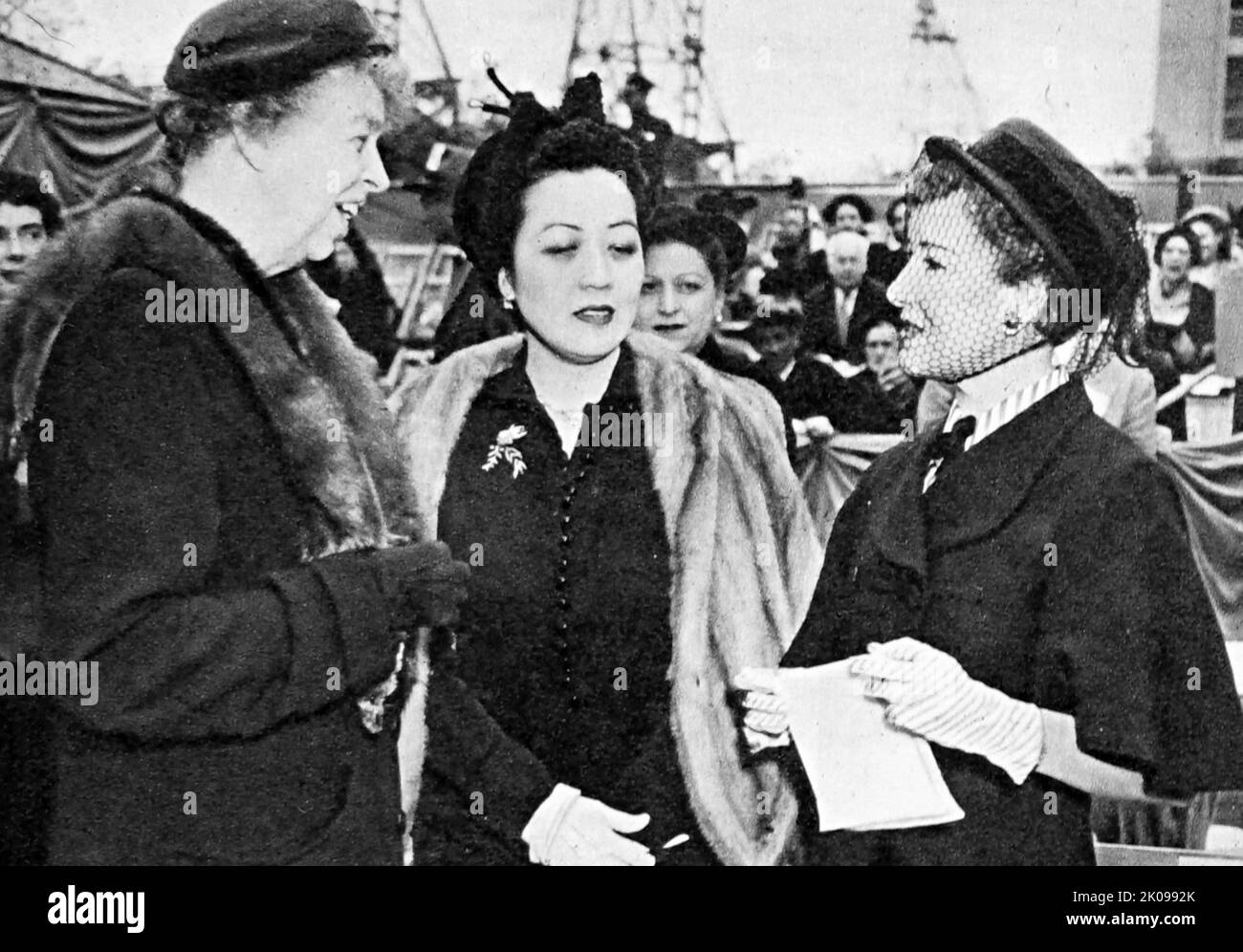 Eleanor Roosevelt, Mme Carlos Romulo et Lady Inverchapelle. Anna Eleanor Roosevelt (11 octobre 1884 - 7 novembre 1962) était une figure politique américaine, diplomate et militante. Elle a été la première dame des États-Unis de 1933 à 1945, pendant les quatre mandats de son mari, le président Franklin D. Roosevelt, faisant d'elle la première dame des États-Unis qui a le plus longtemps servi. Banque D'Images Eleanor Roosevelt, Mme Carlos Romulo et Lady Inverchapelle. Anna Eleanor Roosevelt (11 octobre 1884 - 7 novembre 1962) était une figure politique américaine, diplomate et militante. Elle a été la première dame des États-Unis de 1933 à 1945, pendant les quatre mandats de son mari, le président Franklin D. Roosevelt, faisant d'elle la première dame des États-Unis qui a le plus longtemps servi. Banque D'Images