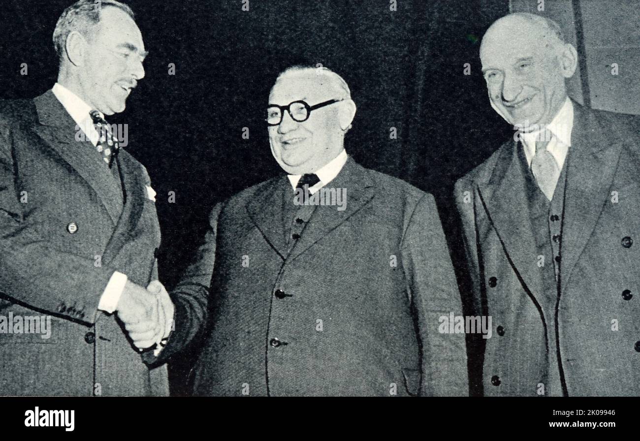 Les ministres des Affaires étrangères Acheson, Bevin et Schuman à l'ouverture des pourparlers de Paris sur l'Allemagne de l'Ouest. Dean Gooderham Acheson (11 avril 1893 - 12 octobre 1971) était un homme d'État et un avocat américain. En tant que secrétaire d'État américain de 51st, il a établi la politique étrangère de l'administration Harry S. Truman de 1949 à 1953. Il a été le principal conseiller en politique étrangère de Truman de 1945 à 1947, surtout en ce qui concerne la Guerre froide. Ernest Bevin (9 mars 1881 - 14 avril 1951) était un homme d'État britannique, un dirigeant syndical et un politicien travailliste. Il a co-fondé et a servi comme Secrétaire général du puissant transport an Banque D'Images Les ministres des Affaires étrangères Acheson, Bevin et Schuman à l'ouverture des pourparlers de Paris sur l'Allemagne de l'Ouest. Dean Gooderham Acheson (11 avril 1893 - 12 octobre 1971) était un homme d'État et un avocat américain. En tant que secrétaire d'État américain de 51st, il a établi la politique étrangère de l'administration Harry S. Truman de 1949 à 1953. Il a été le principal conseiller en politique étrangère de Truman de 1945 à 1947, surtout en ce qui concerne la Guerre froide. Ernest Bevin (9 mars 1881 - 14 avril 1951) était un homme d'État britannique, un dirigeant syndical et un politicien travailliste. Il a co-fondé et a servi comme Secrétaire général du puissant transport an Banque D'Images